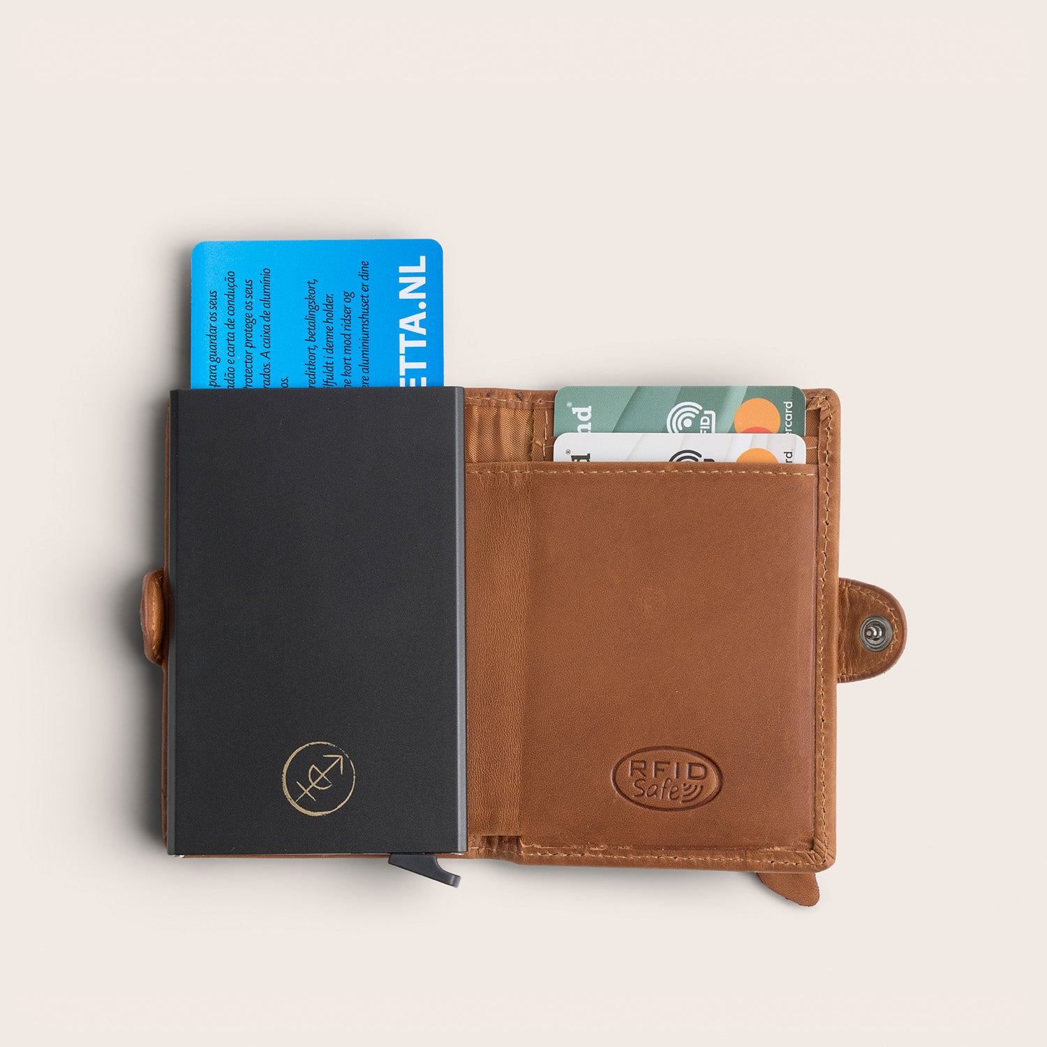 Leder Kartenetui Cognac Lagos, Draufsicht, aufgeklappt, mit Karten und geprägtem 'RFID Safe'
