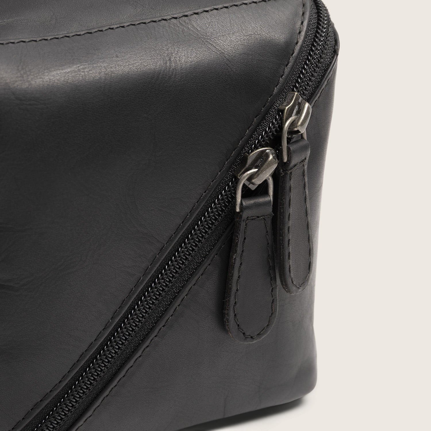 Leren Toilettas Zwart Elmia, close-up van de rits