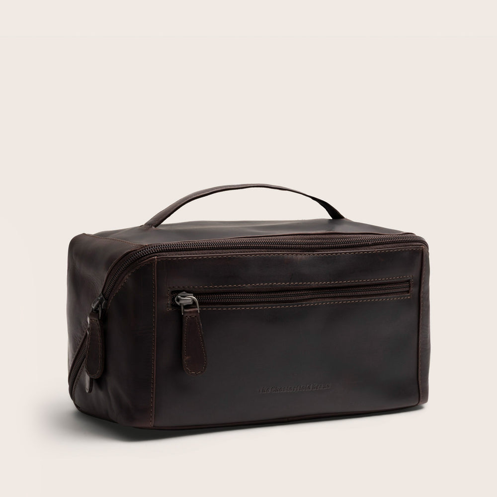 The Chesterfield Brand Trousse de Toilette en Cuir Marron Elmia, vue de face en biais
