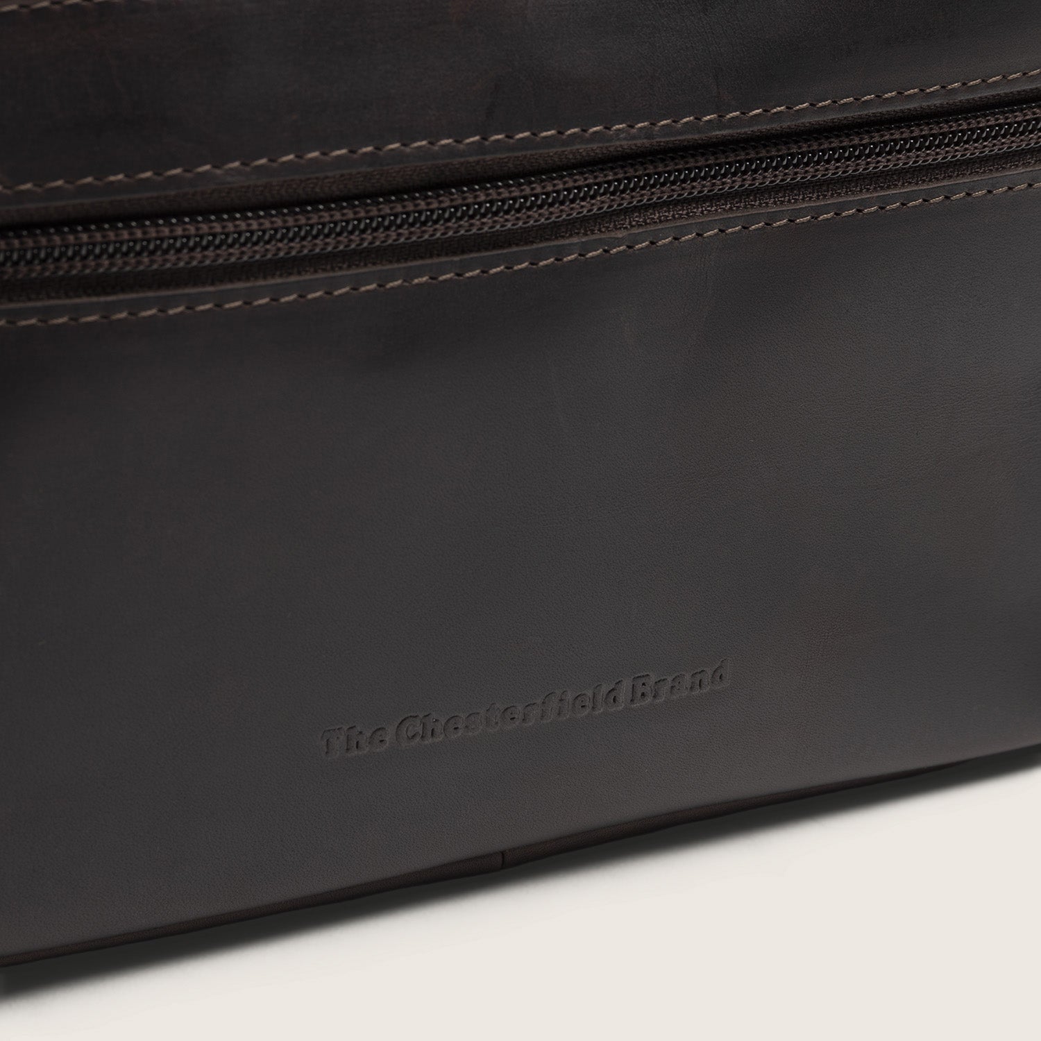 Leather Toiletry Bag Brown Elmia, close-up of the embossed logo 'The Chesterfield Brand'