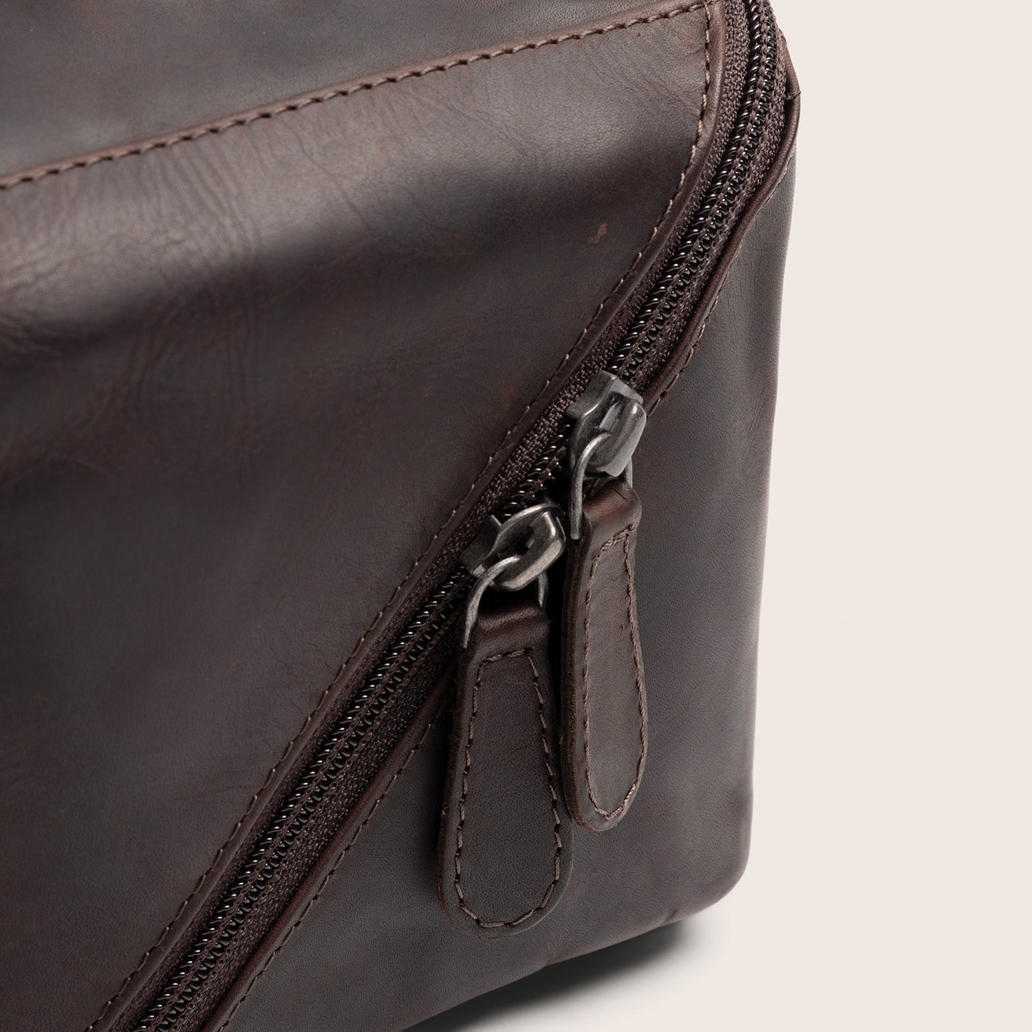 Leather Toiletry Bag Brown Elmia, close-up of the zip