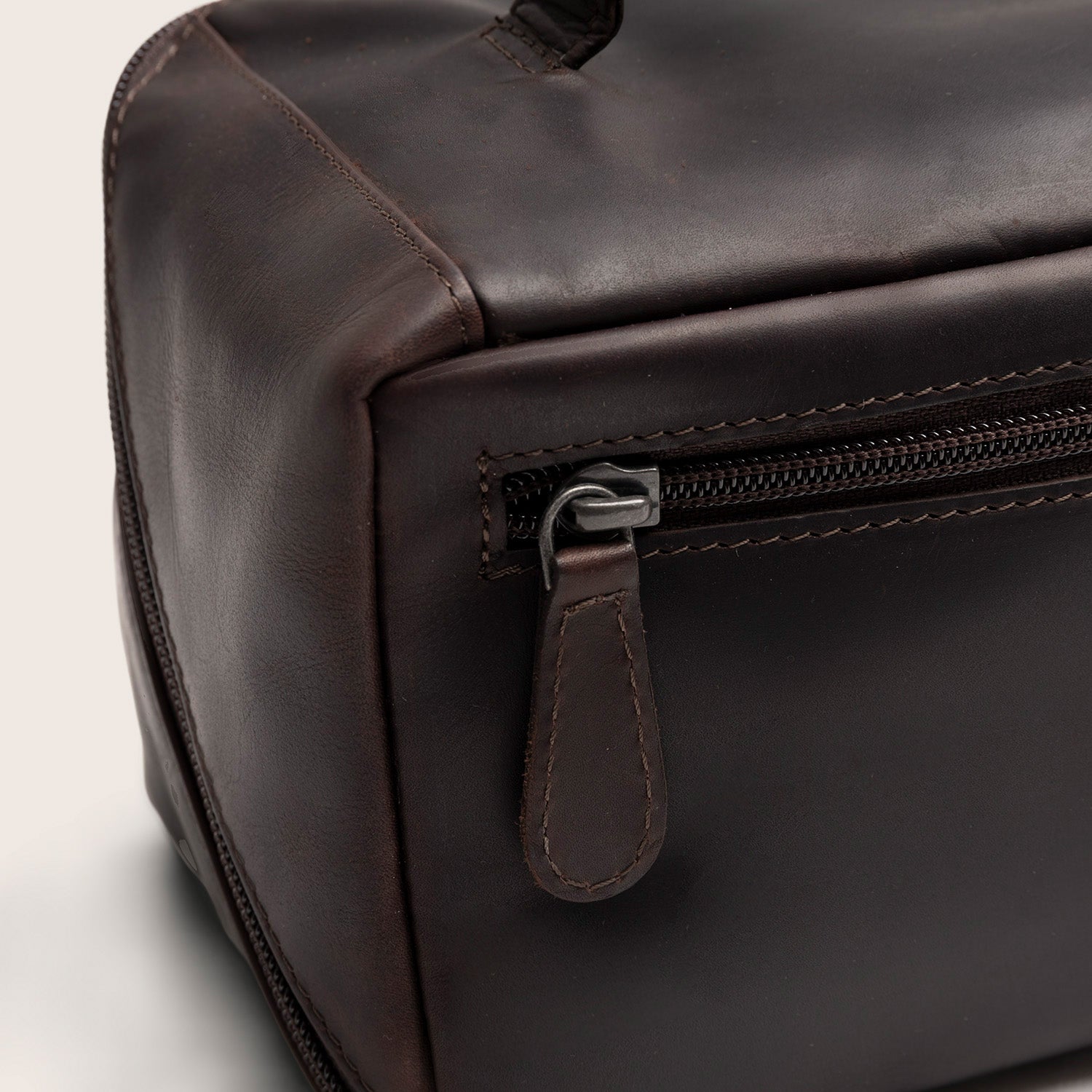 Leather Toiletry Bag Brown Elmia, close-up of a zip pocket