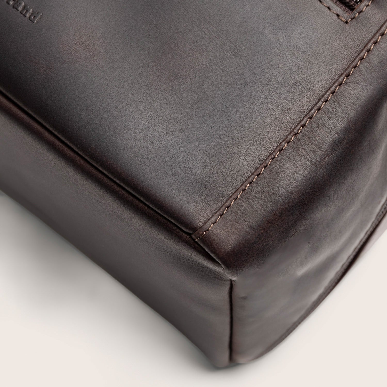 Leather Toiletry Bag Brown Elmia, close-up of the leather