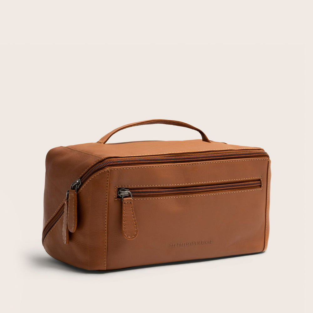 The Chesterfield Brand Trousse de Toilette en Cuir Cognac Elmia, vue de face en biais