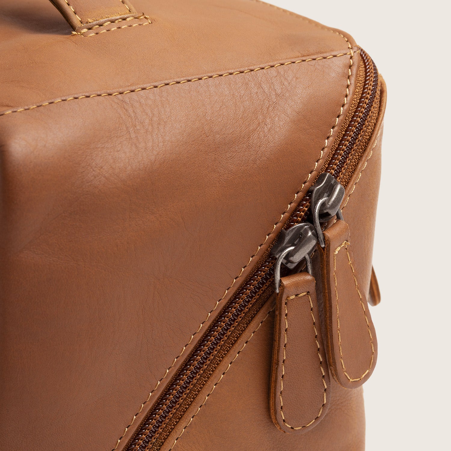 Trousse de Toilette en Cuir Cognac Elmia, gros plan sur la fermeture éclair