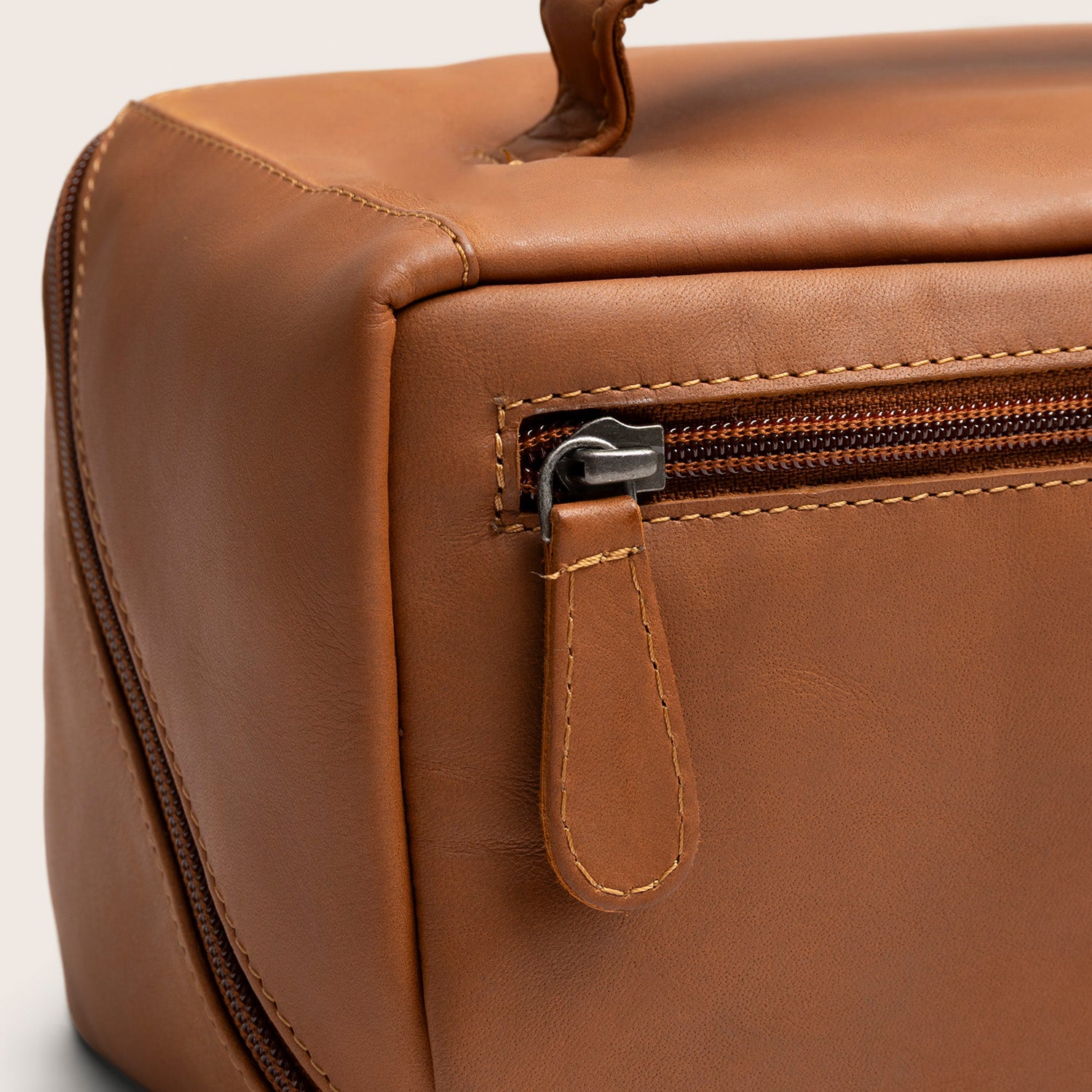 Trousse de Toilette en Cuir Cognac Elmia, gros plan sur une poche zippée