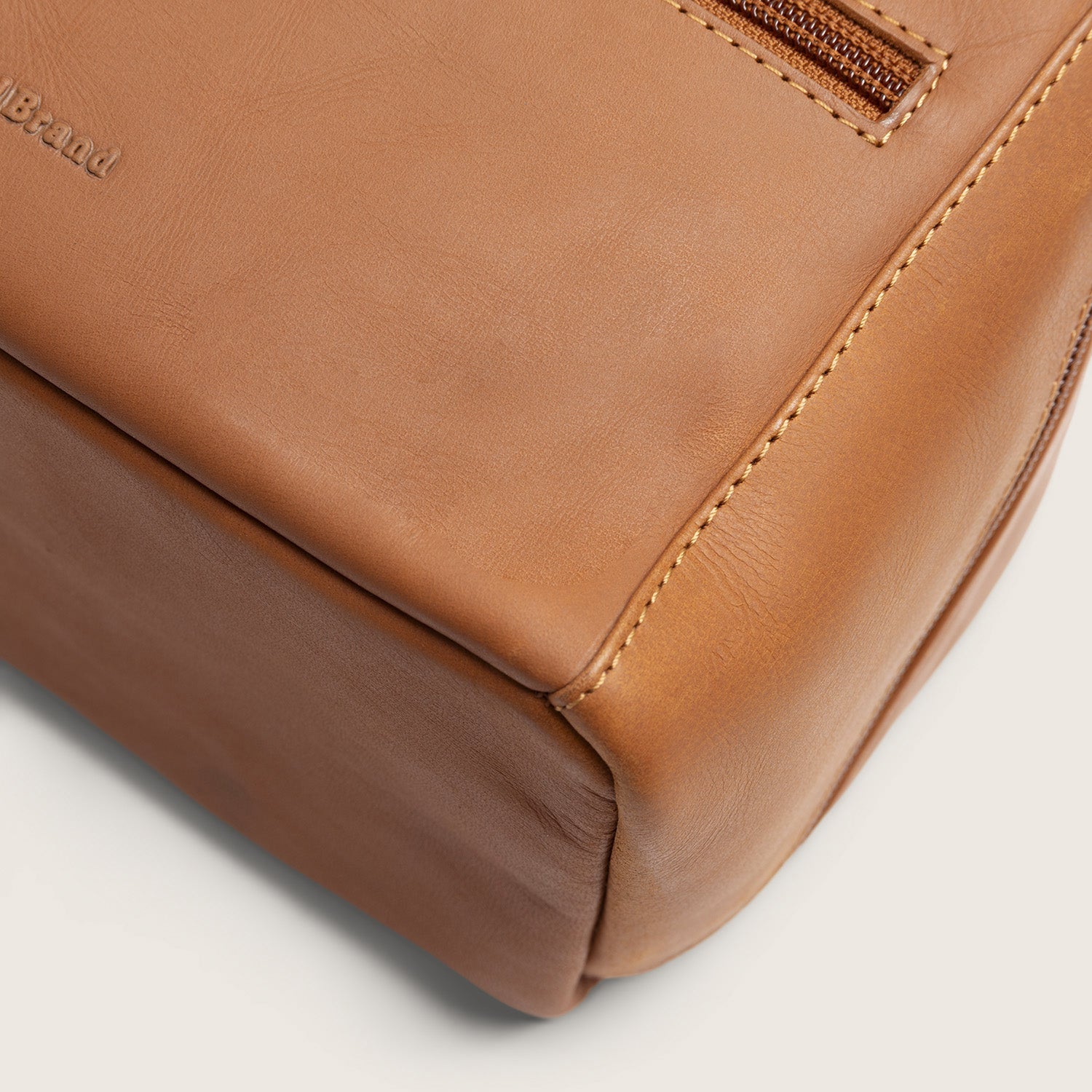 Trousse de Toilette en Cuir Cognac Elmia, gros plan sur le cuir