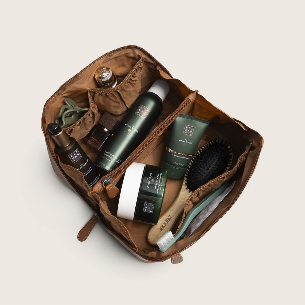 Trousse de Toilette en Cuir Cognac Elmia, vue de dessus, compartiment principal ouvert, avec articles de toilette