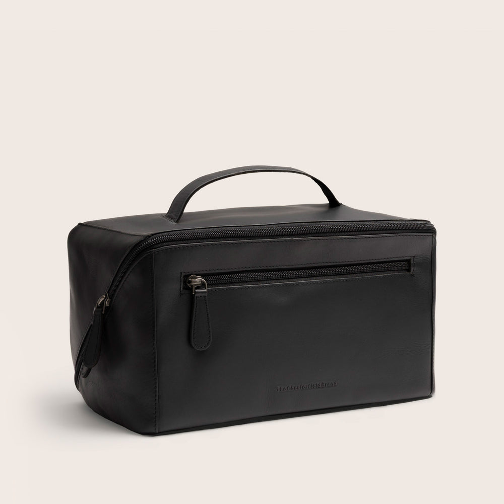 The Chesterfield Brand Trousse de Toilette en Cuir Noir Trevia, vue de face en biais