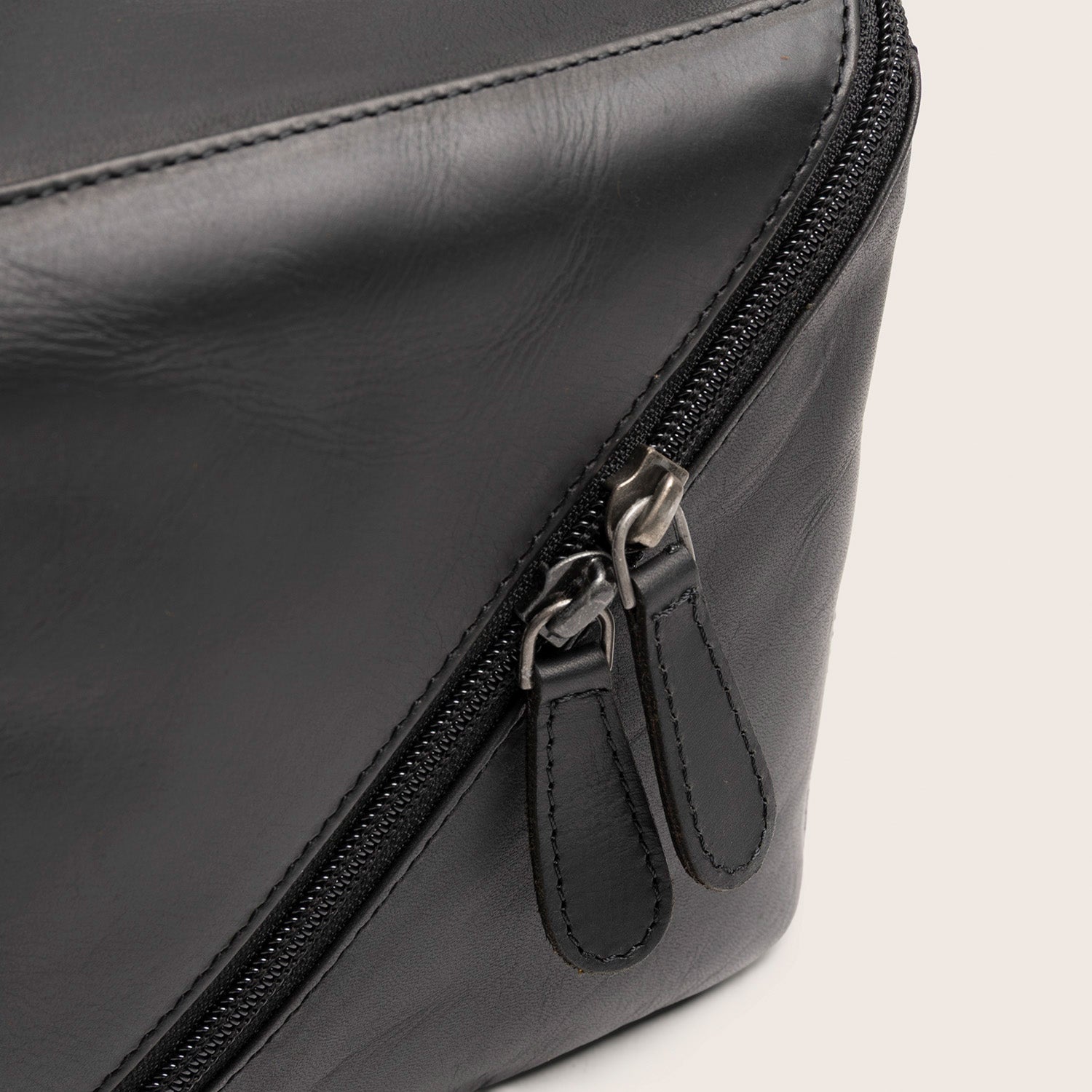 Leather Toiletry Bag Black Trevia, close-up of the zip