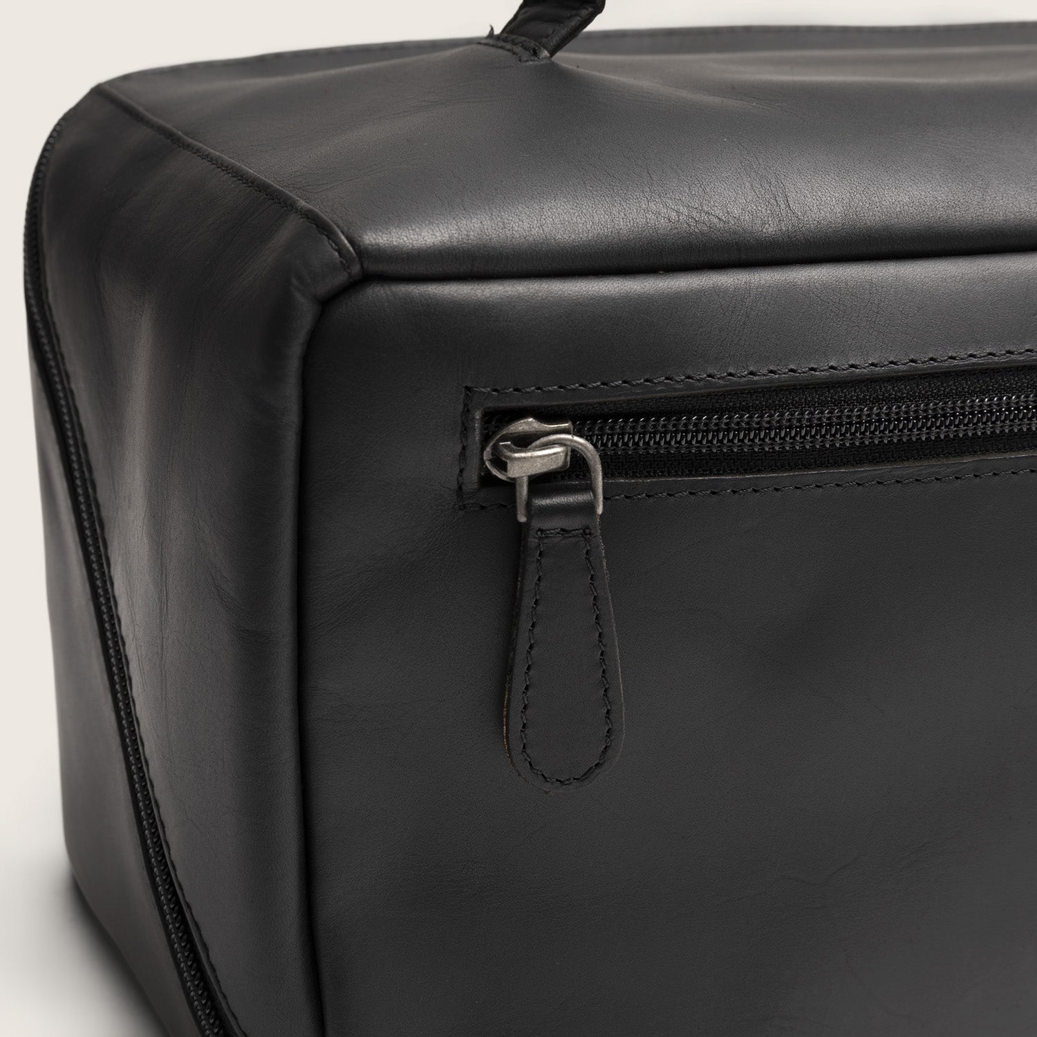 Leather Toiletry Bag Black Trevia, close-up of a zip pocket