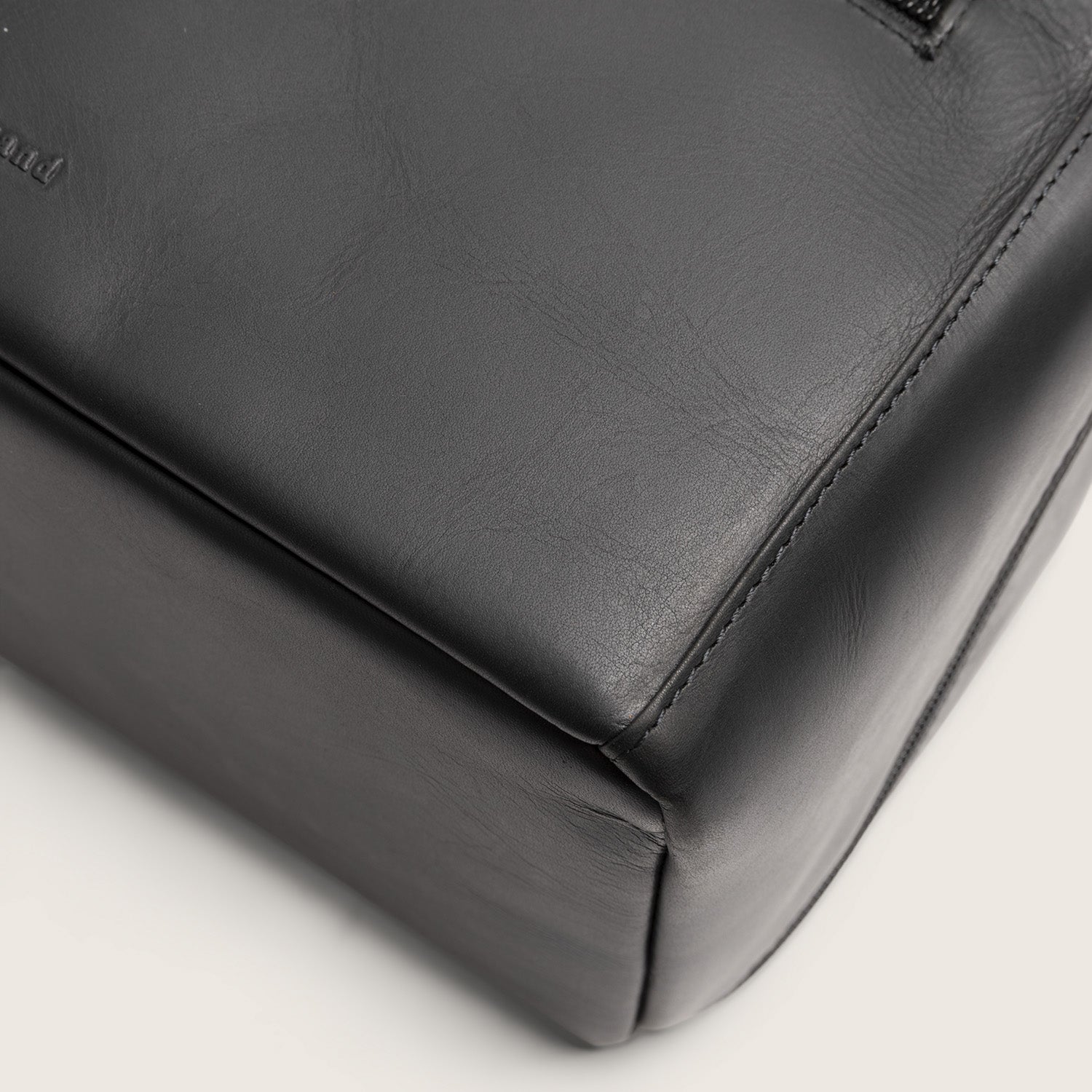Leather Toiletry Bag Black Trevia, close-up of the leather