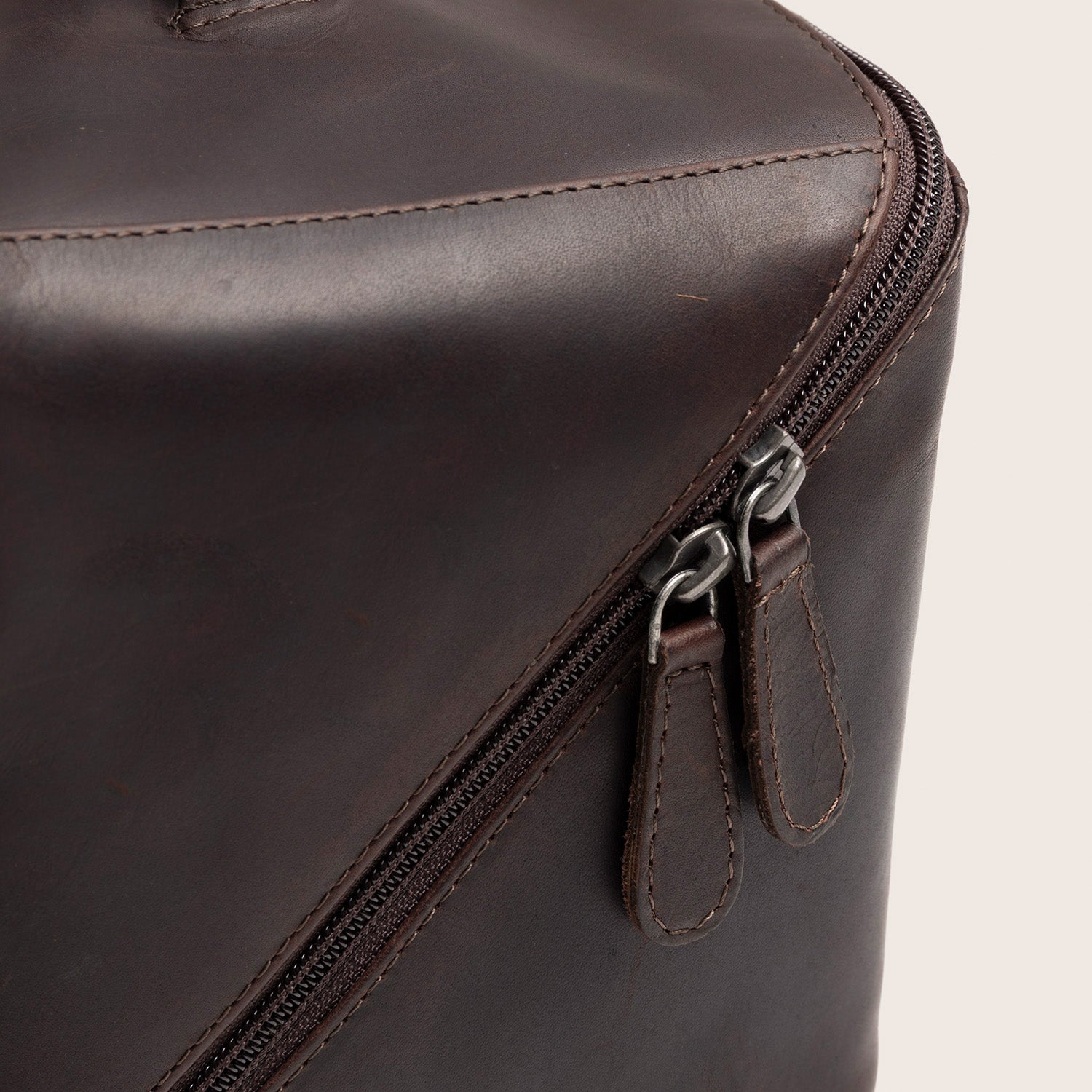 Leather Toiletry Bag Brown Trevia, close-up of the zip