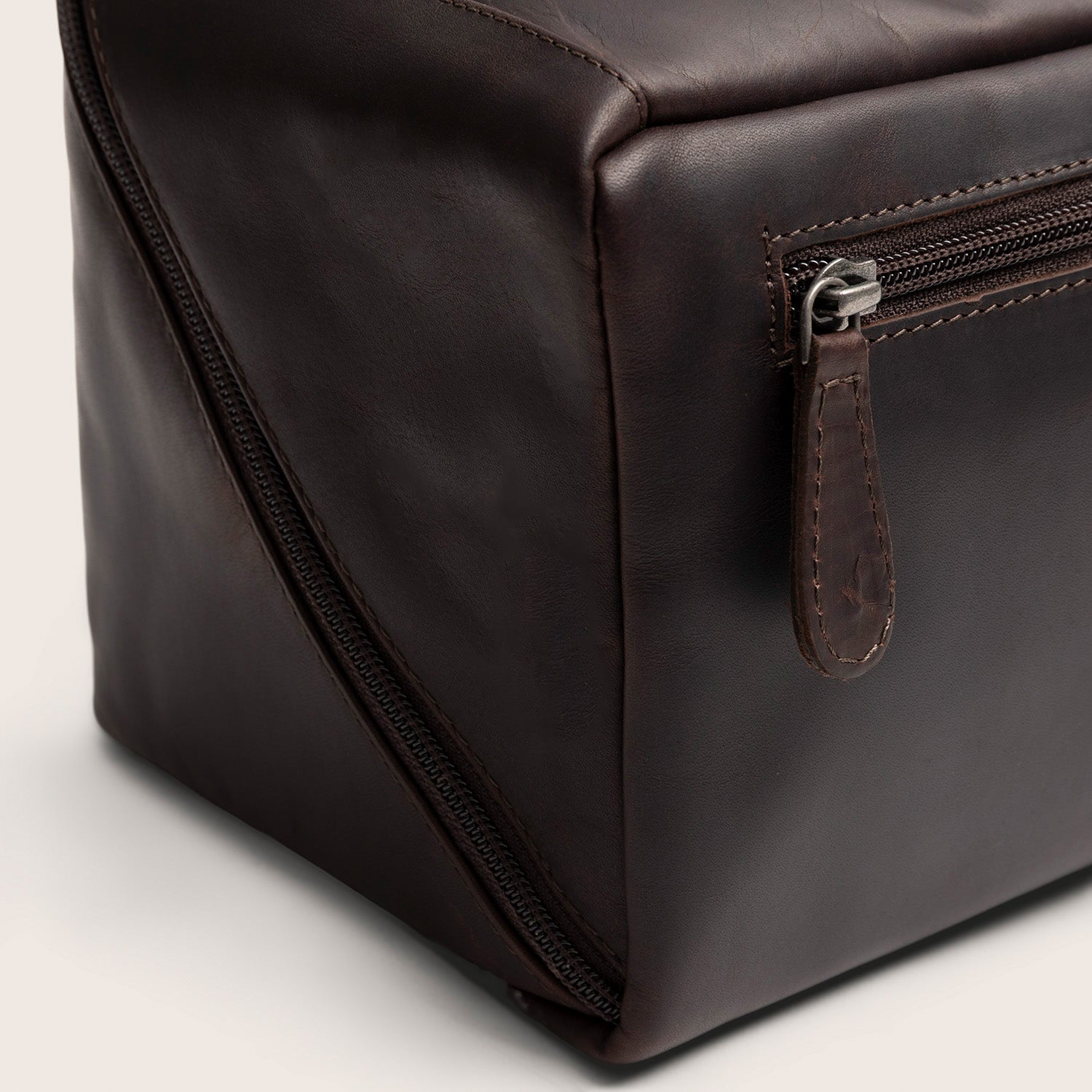 Leather Toiletry Bag Brown Trevia, close-up of a zip pocket