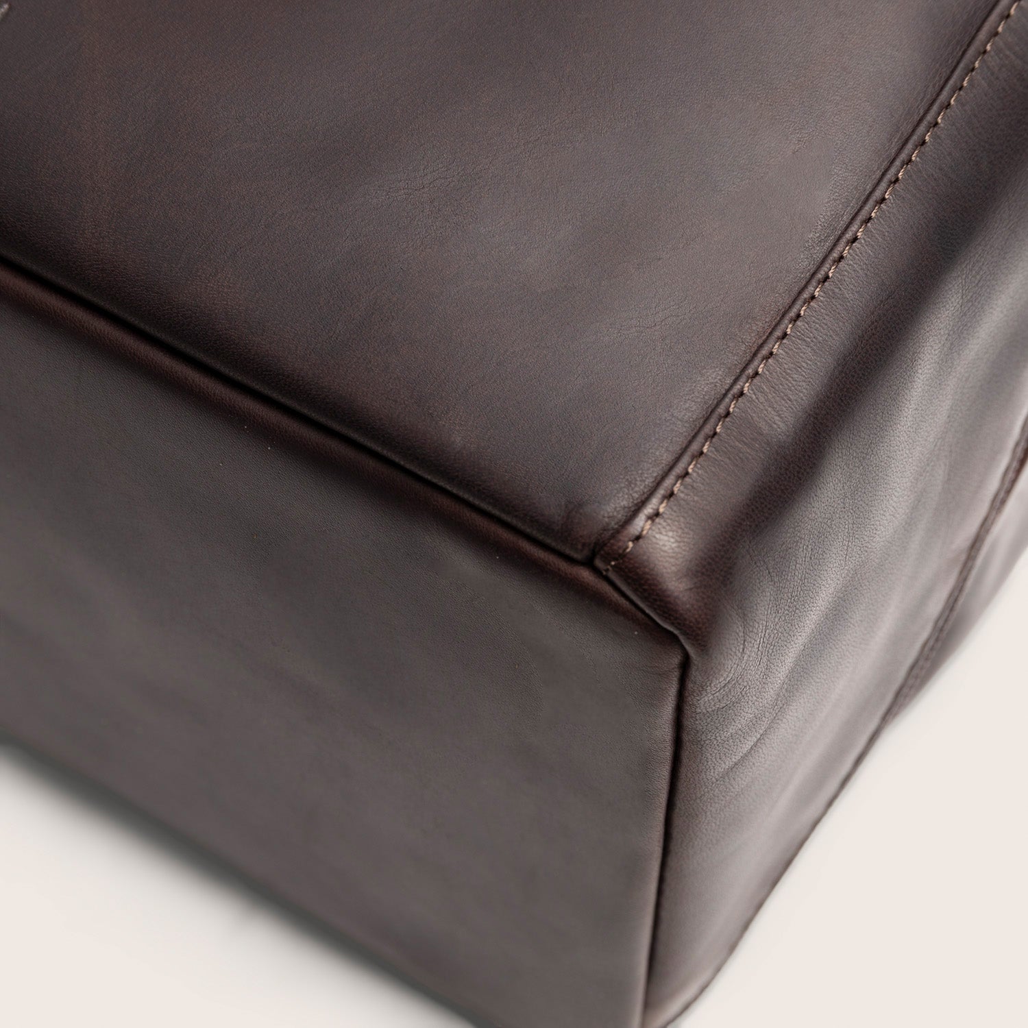 Leather Toiletry Bag Brown Trevia, close-up of the leather