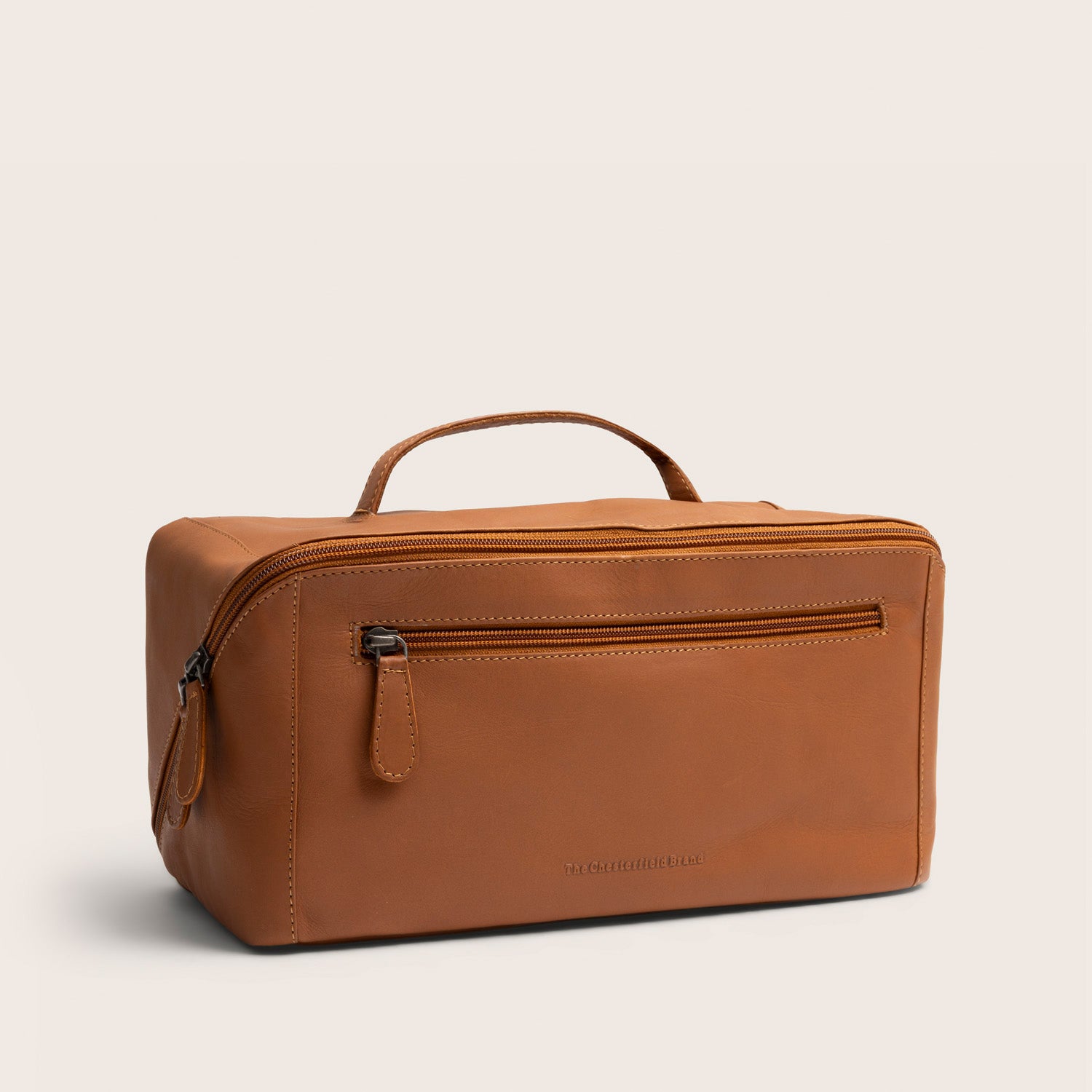The Chesterfield Brand Trousse de Toilette en Cuir Cognac Trevia, vue de face en biais