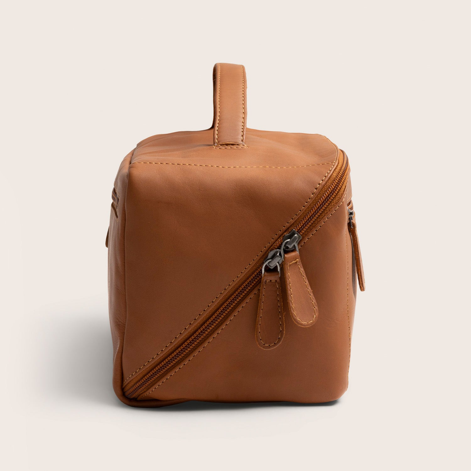 Trousse de Toilette en Cuir Cognac Trevia, vue de côté