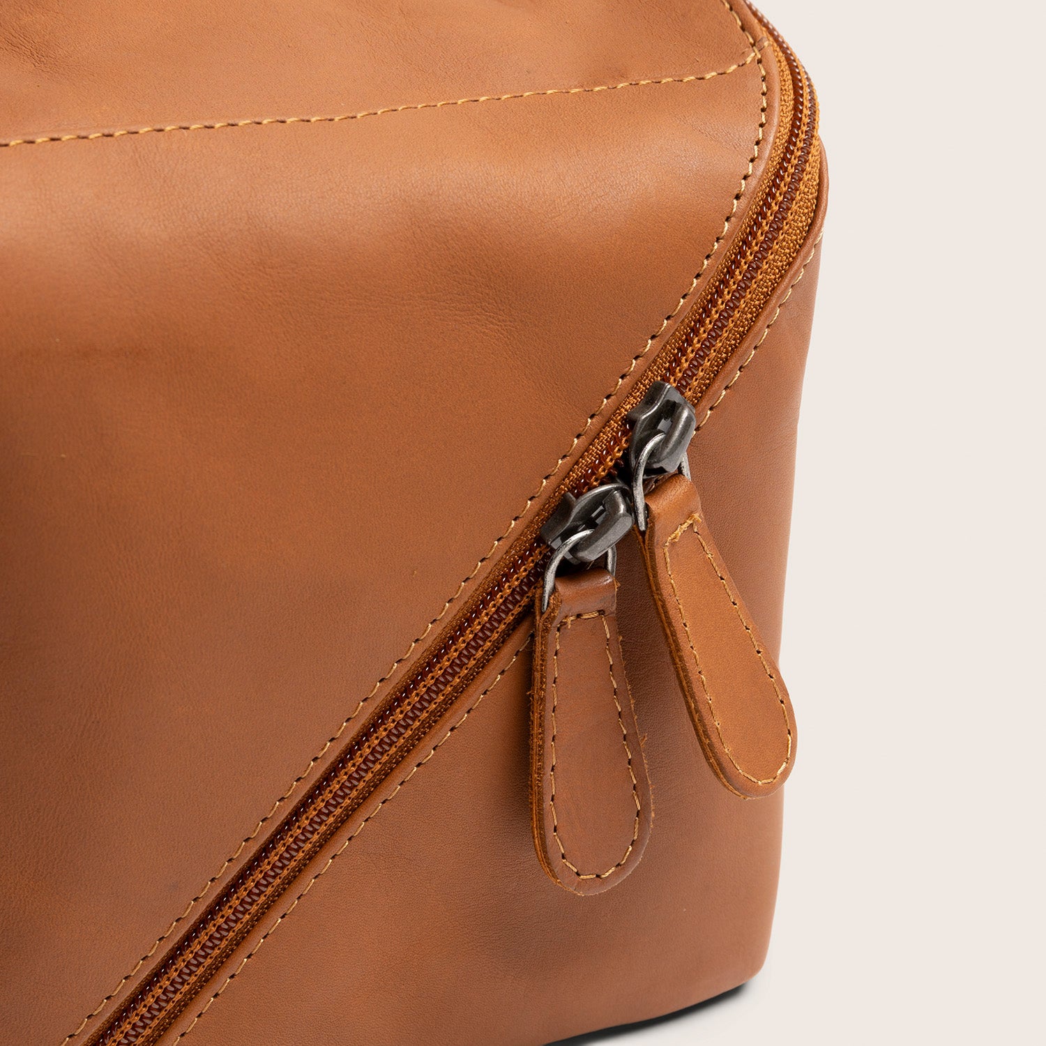 Trousse de Toilette en Cuir Cognac Trevia, gros plan sur la fermeture éclair