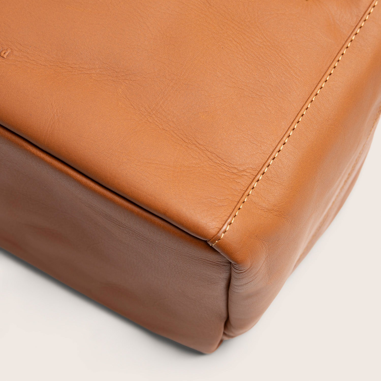 Trousse de Toilette en Cuir Cognac Trevia, gros plan sur le cuir