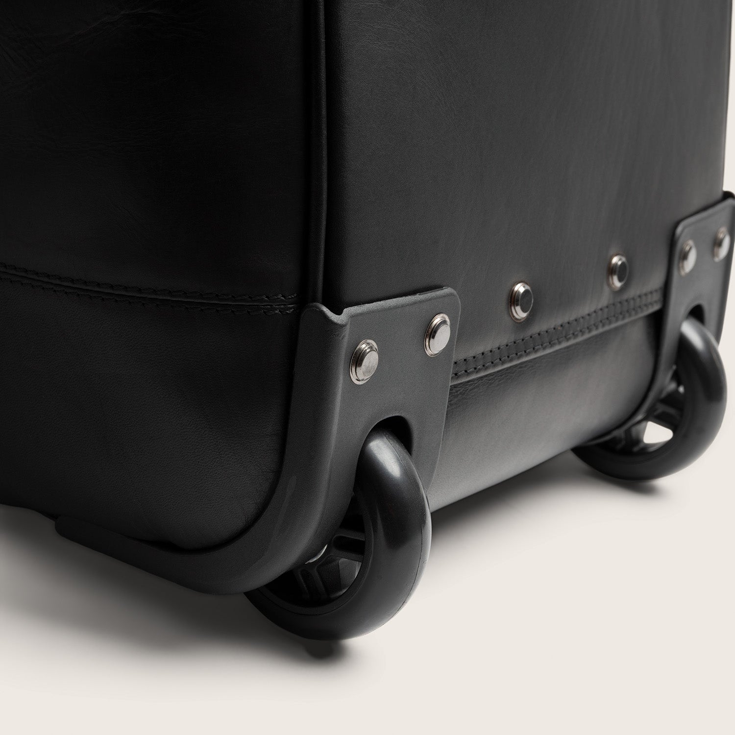 Leather Weekender Trolley Black Jayven, close-up of the wheels