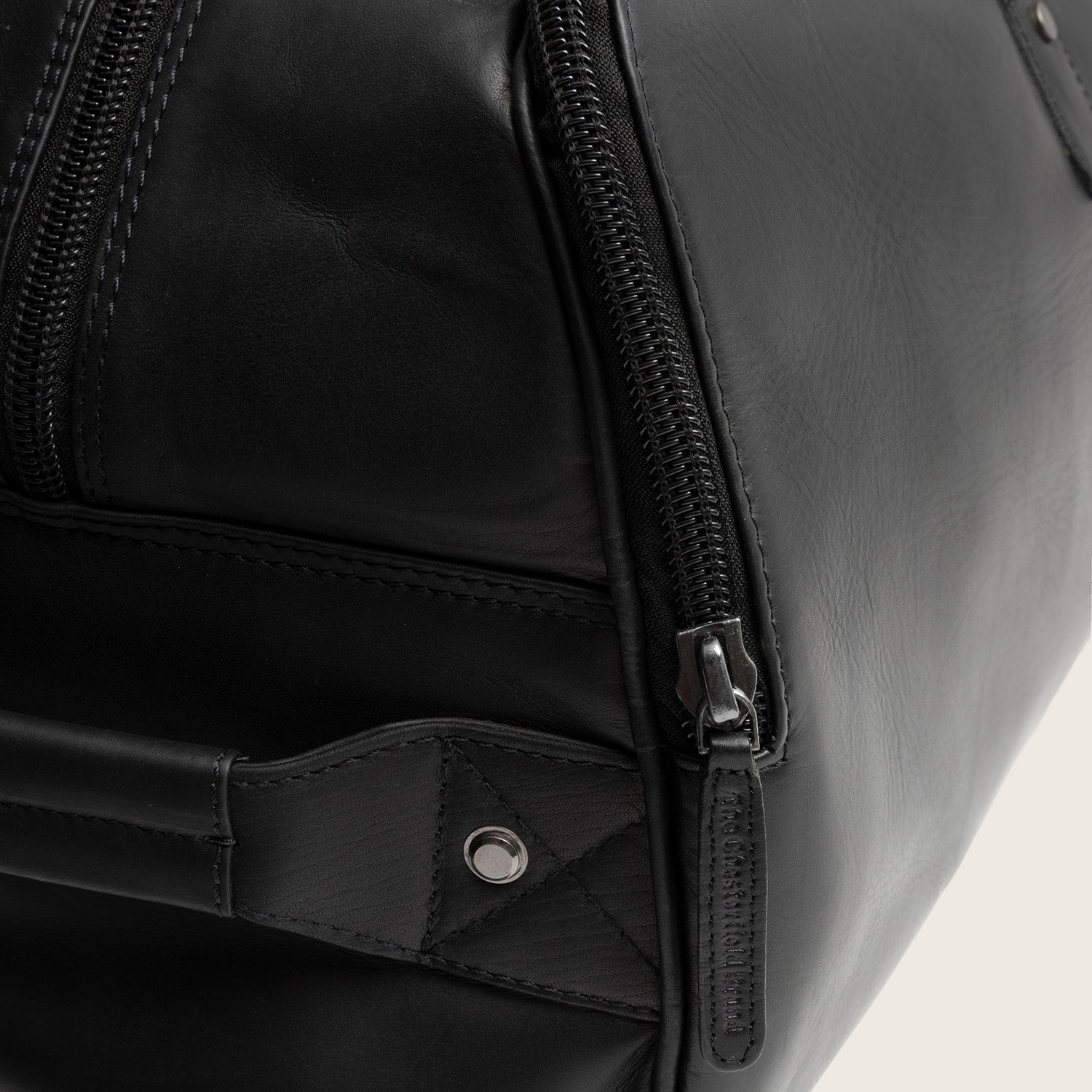 Leather Weekender Trolley Black Jayven, close-up of the zip and side handle