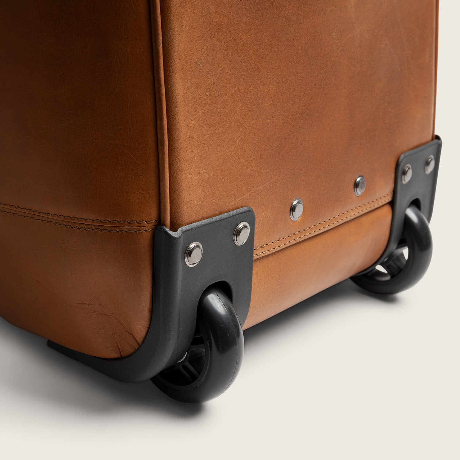 Leren Trolley Weekendtas Cognac Jayven, close-up van de wielen