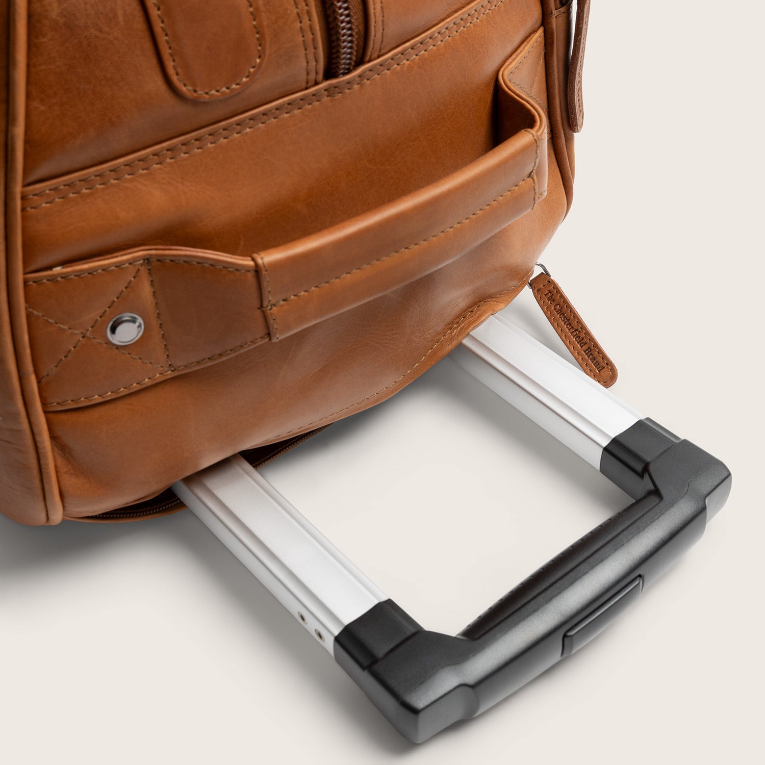 Leren Trolley Weekendtas Cognac Jayven, close-up van de uitgeschoven trolleygreep