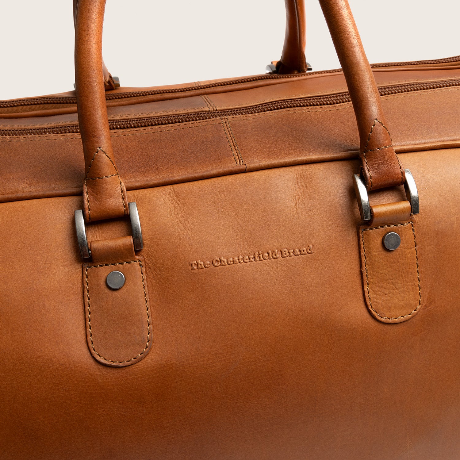 Leren Trolley Weekendtas Cognac Jayven, close-up van het ingeperste logo 'The Chesterfield Brand'