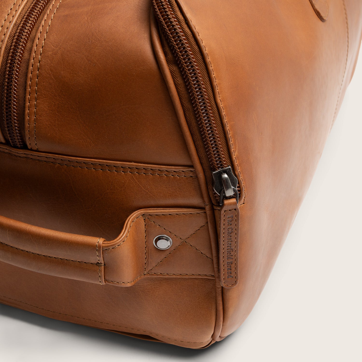Leren Trolley Weekendtas Cognac Jayven, close-up van de rits en het zijhandvat