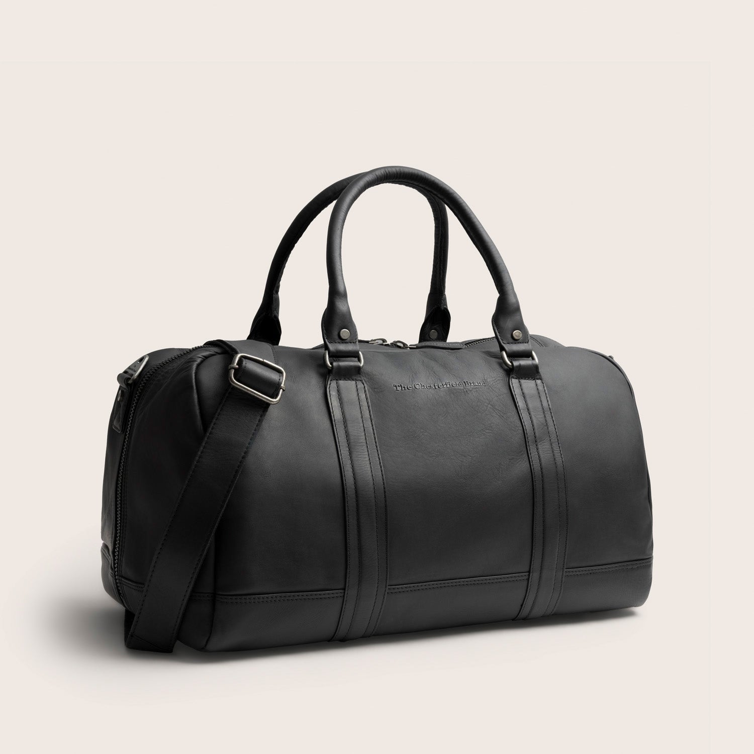 The Chesterfield Brand Sac Week-end en Cuir Noir Perth, vue de face en biais