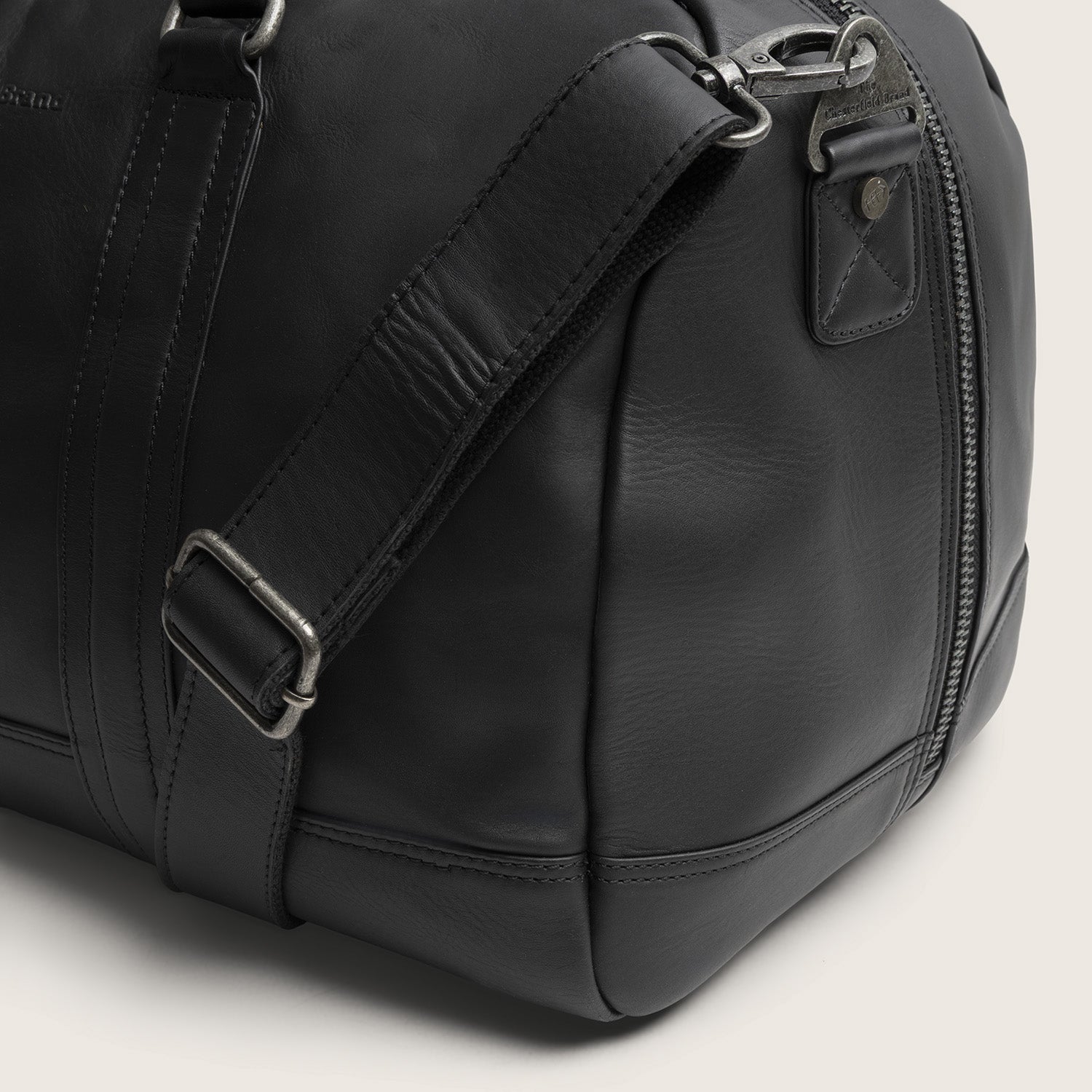 Sac Week-end en Cuir Noir Perth, gros plan sur la bandoulière