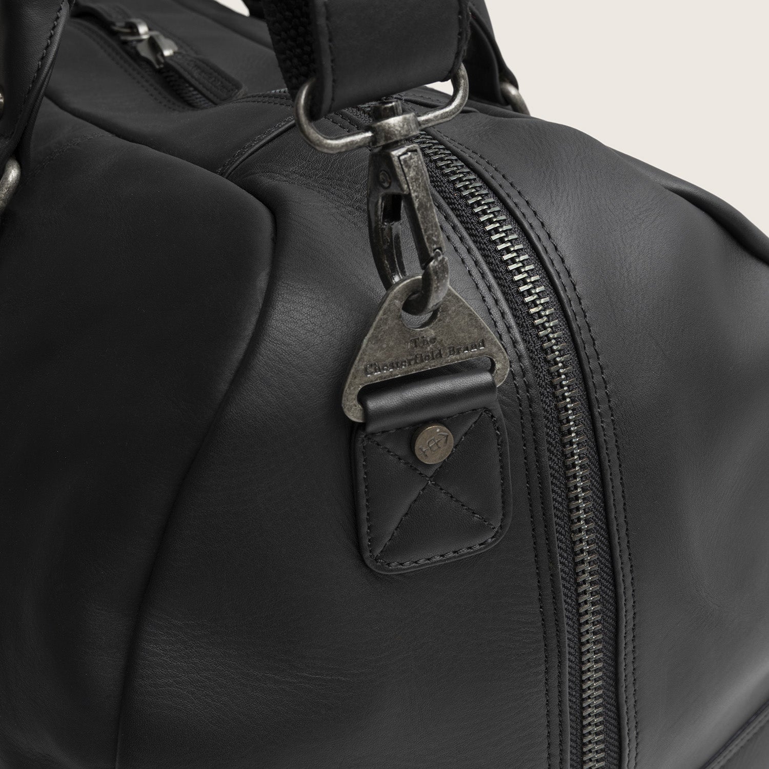 Sac Week-end en Cuir Noir Perth, gros plan sur le mousqueton avec 'The Chesterfield Brand'