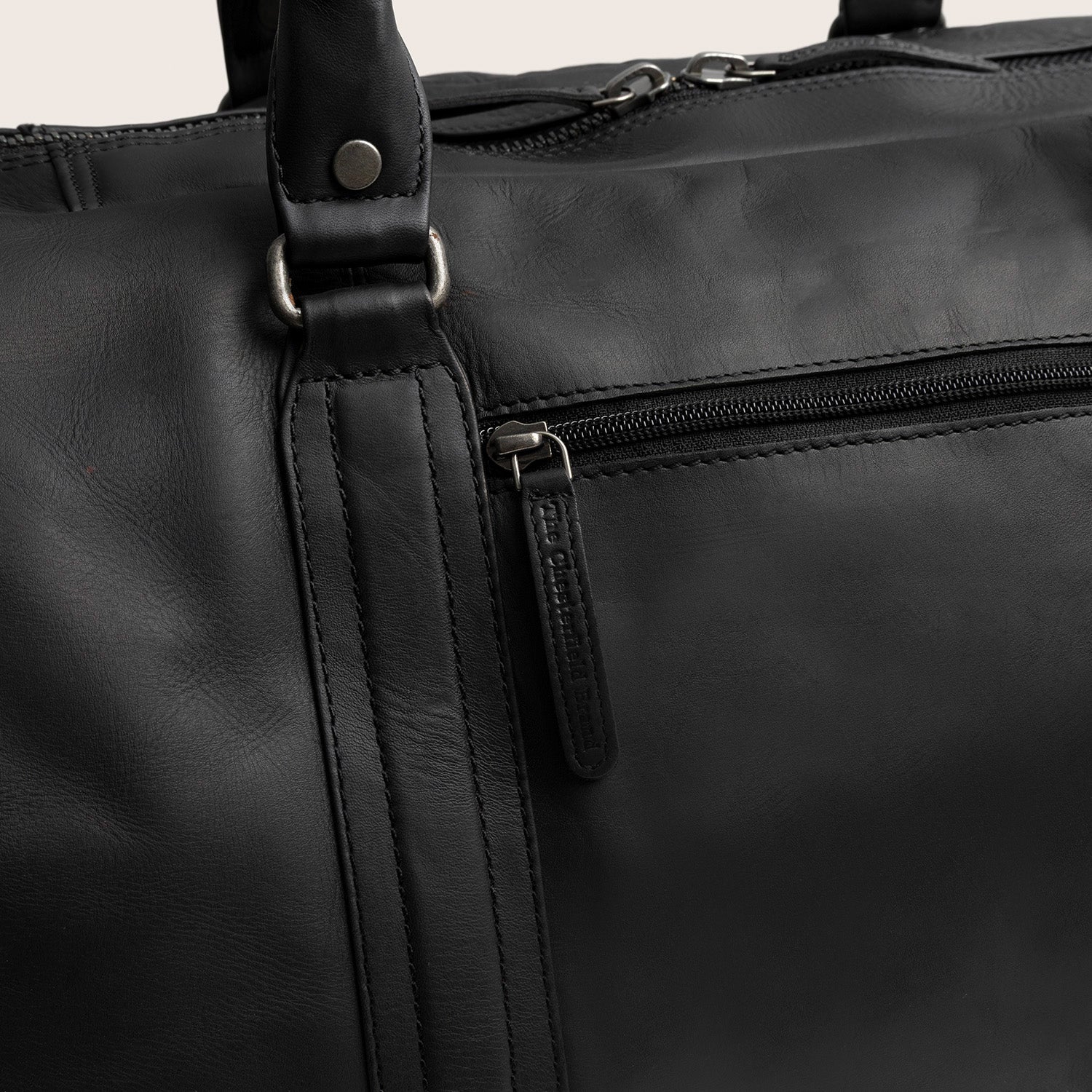 Sac Week-end en Cuir Noir Perth, gros plan sur une poche zippée