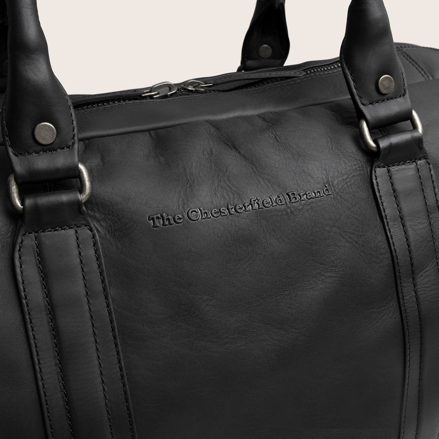 Sac Week-end en Cuir Noir Perth, gros plan sur le logo embossé