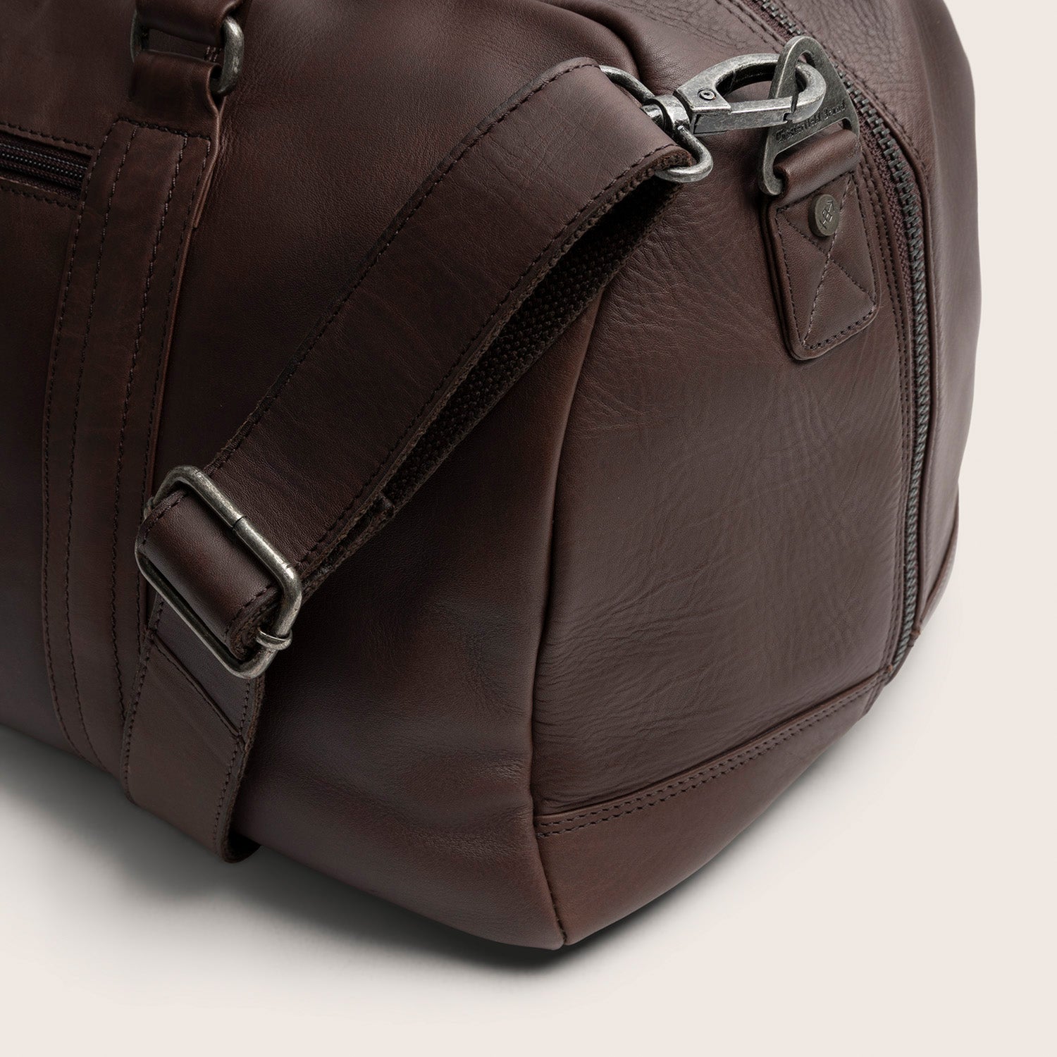 Leather Weekender Bag Brown Perth, close-up of the shoulder strap