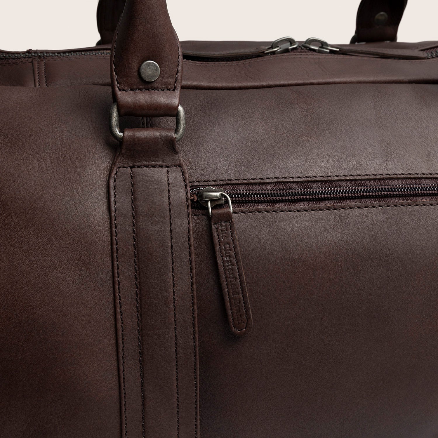 Leather Weekender Bag Brown Perth, close-up of a zip pocket