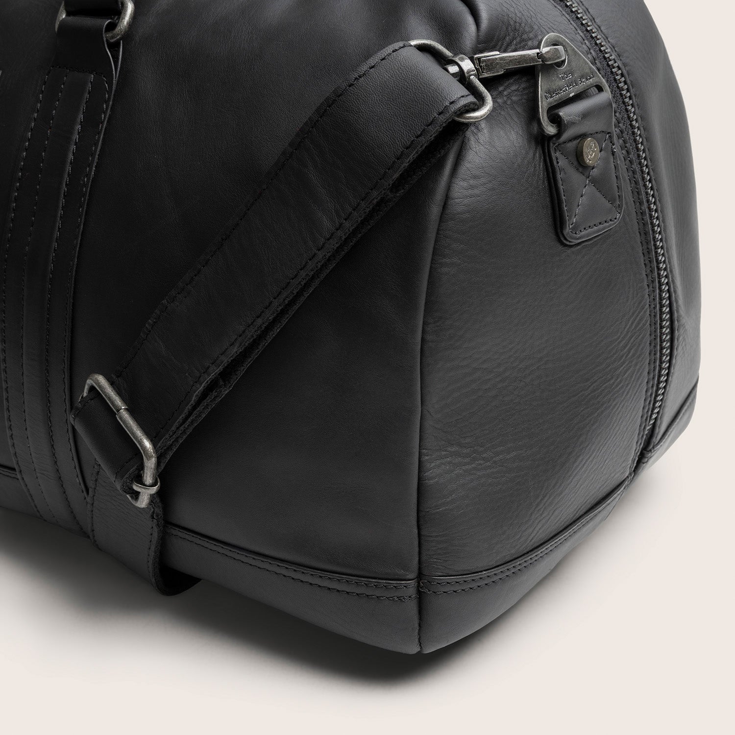 Sac Week-end en Cuir Noir Melbourne, gros plan sur la bandoulière