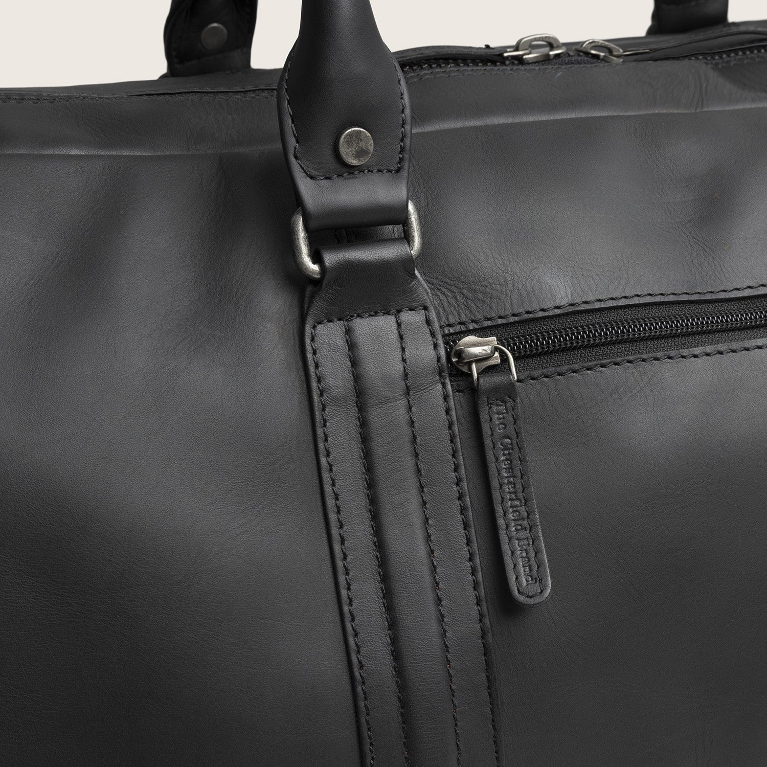 Sac Week-end en Cuir Noir Melbourne, gros plan sur une poche zippée