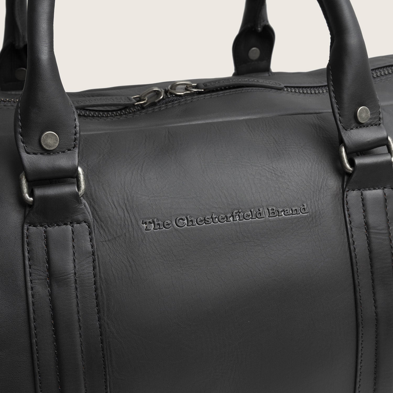 Sac Week-end en Cuir Noir Melbourne, gros plan sur le logo embossé 'The Chesterfield Brand'