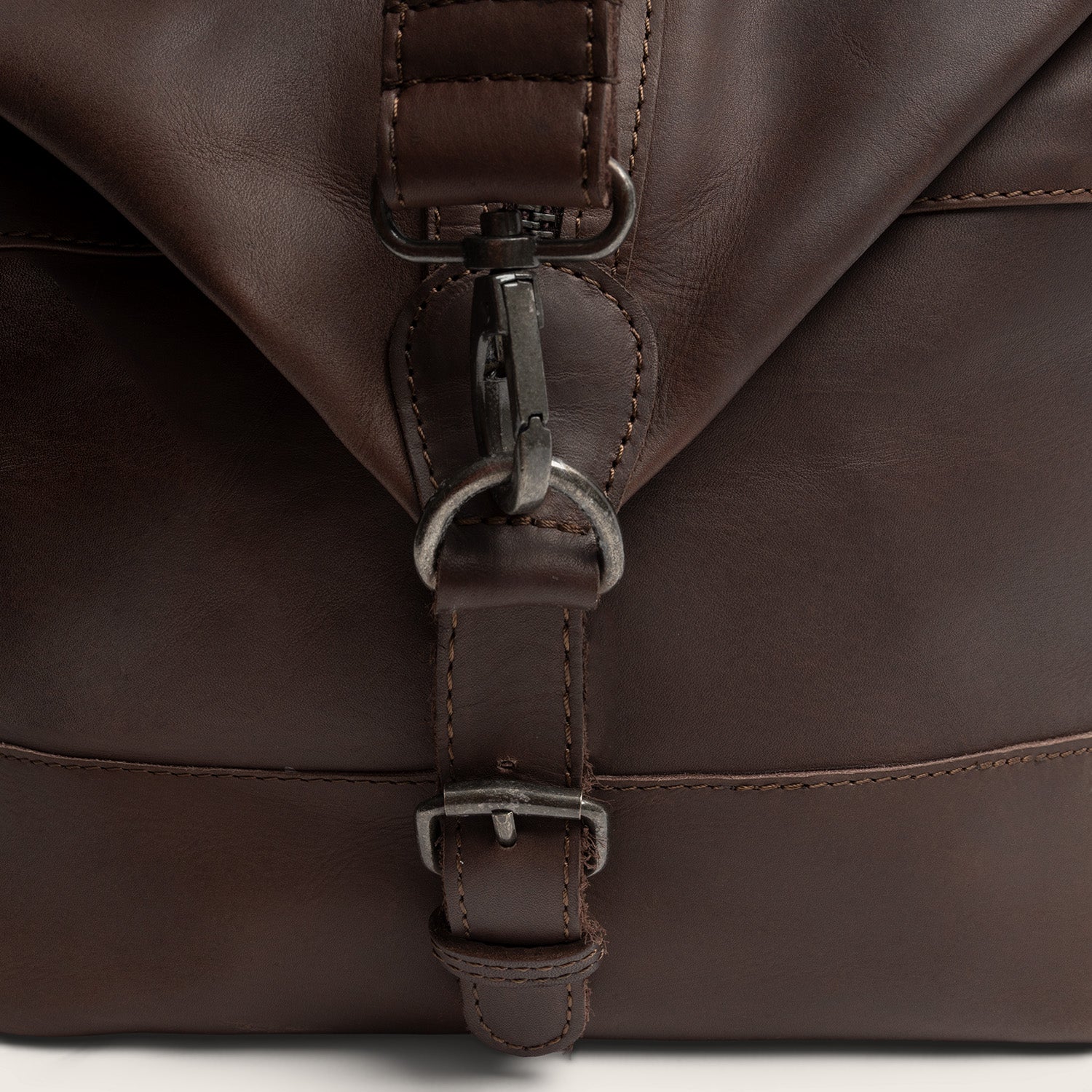 Leather Weekender Bag Brown Portsmouth II, close-up of the buckle on the side