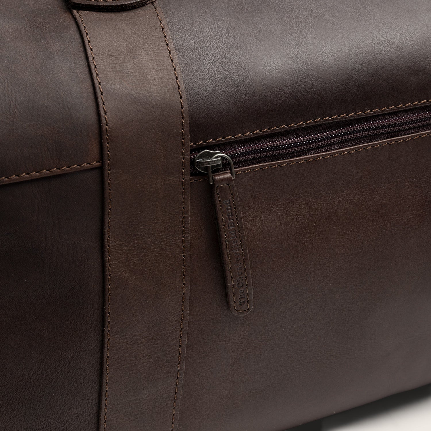 Leather Weekender Bag Brown Portsmouth II, close-up of a zip pocket