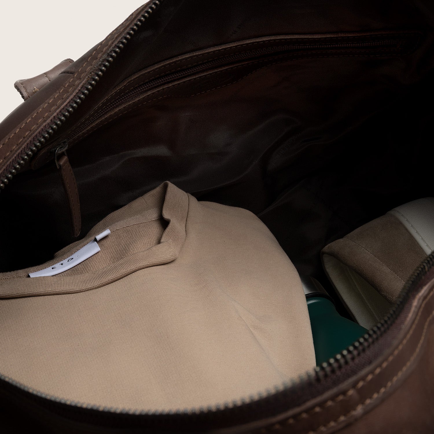 Leather Weekender Bag Brown Portsmouth II, main compartment open with inside zip pocket