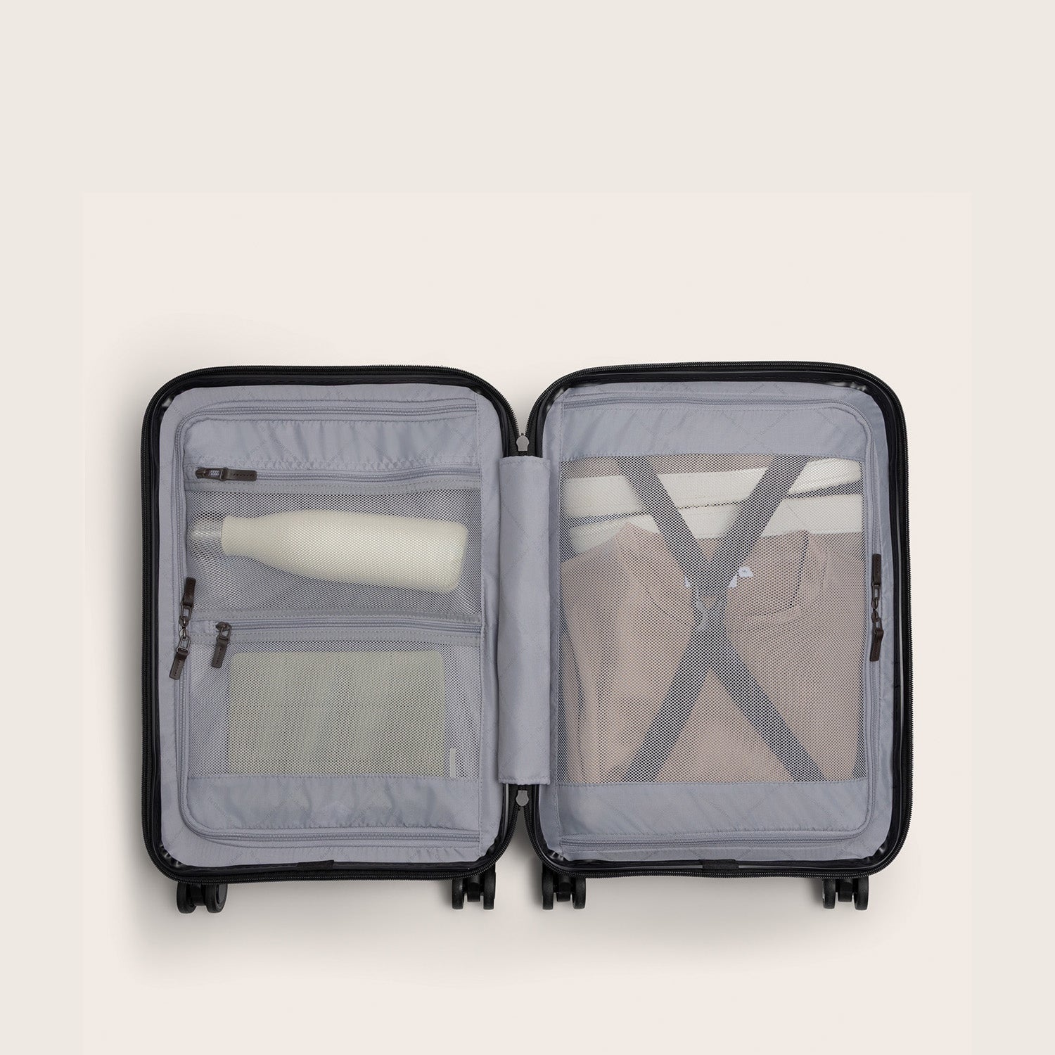 Valise Cabine Noir Onyx Zuna, vue intérieure, ouverte, avec affaires de voyage