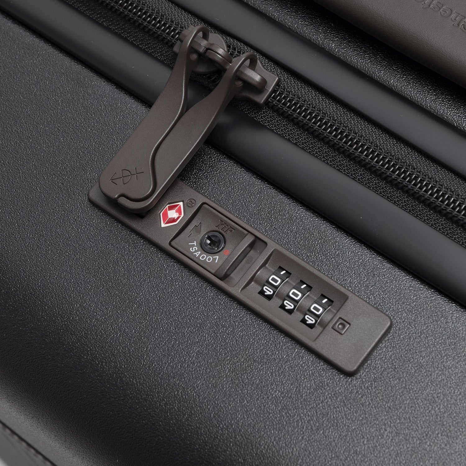 Valise Cabine Noir Onyx Zuna, gros plan sur le cadenas à combinaison et la fermeture éclair