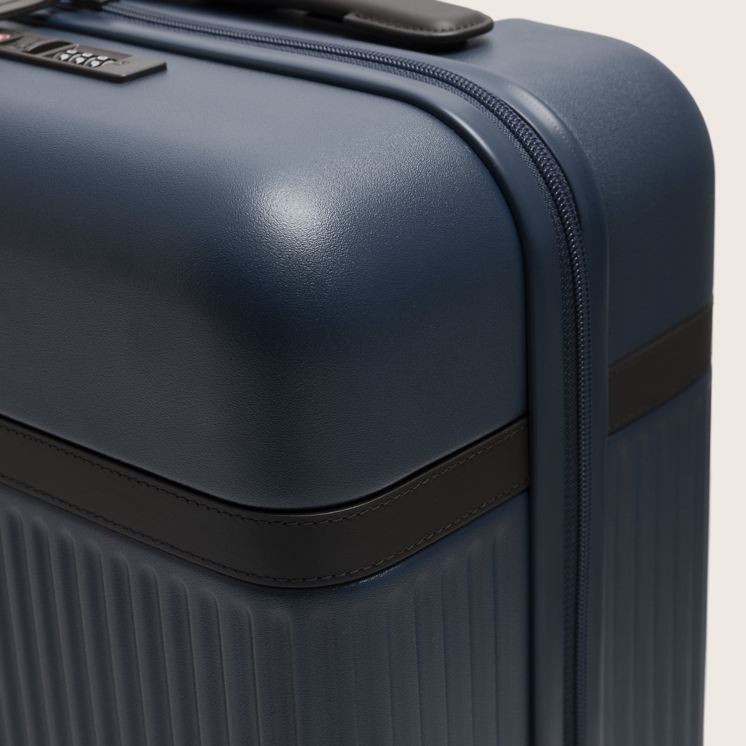 Hand Luggage Suitcase Nordic Navy Zuna, close-up of the top corner with zip