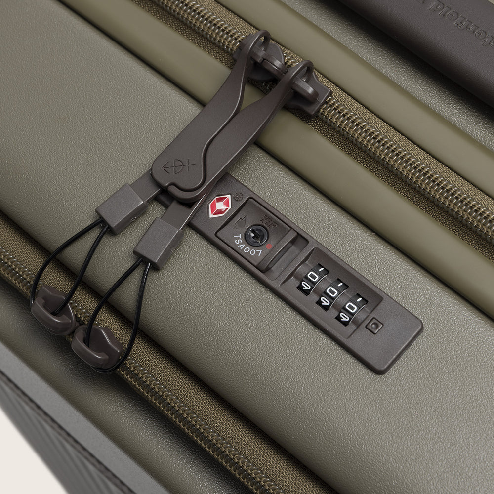 Handgepäck Reisekoffer Vortasche Shadow Olive Zuna, Nahaufnahme des Zahlenschlosses und der Reißverschlüsse