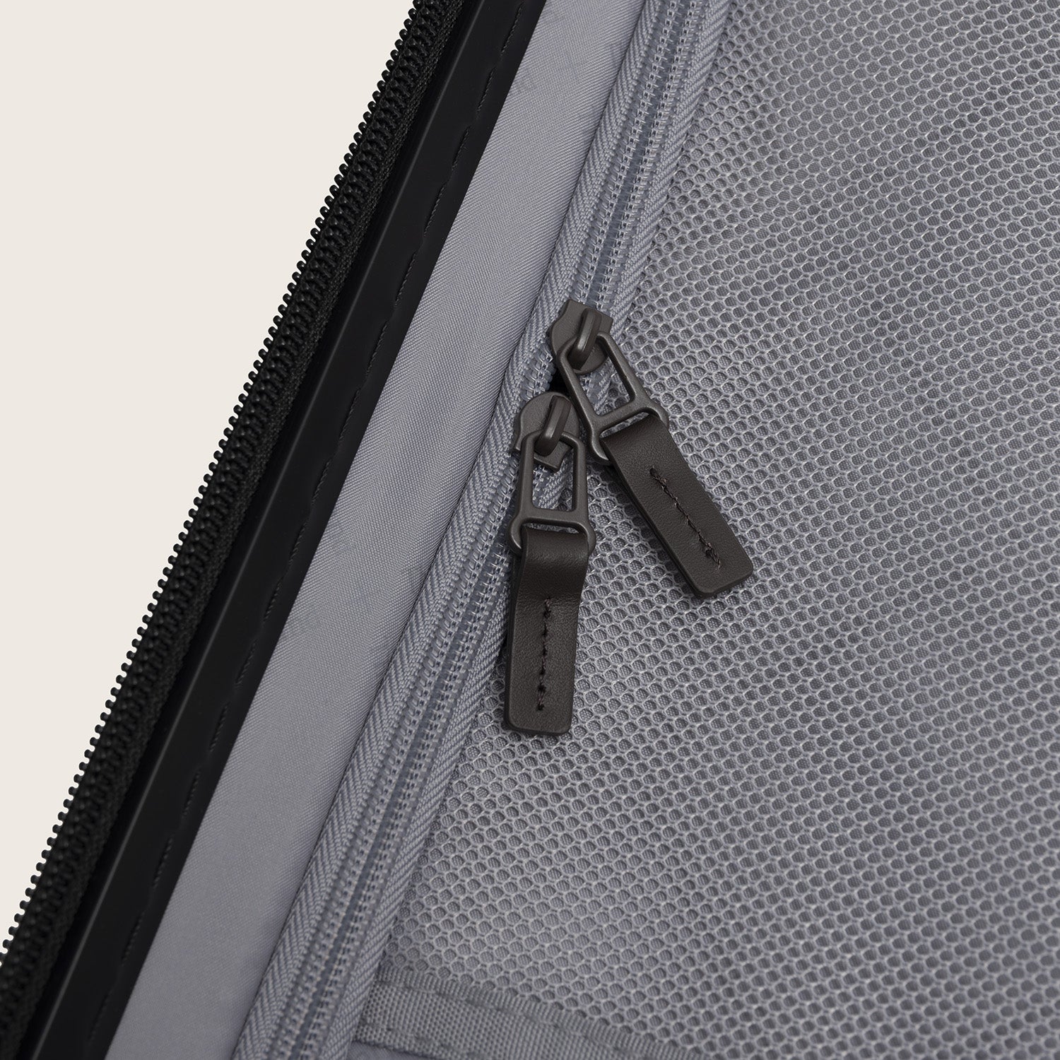 Medium Suitcase Onyx Black Zuna