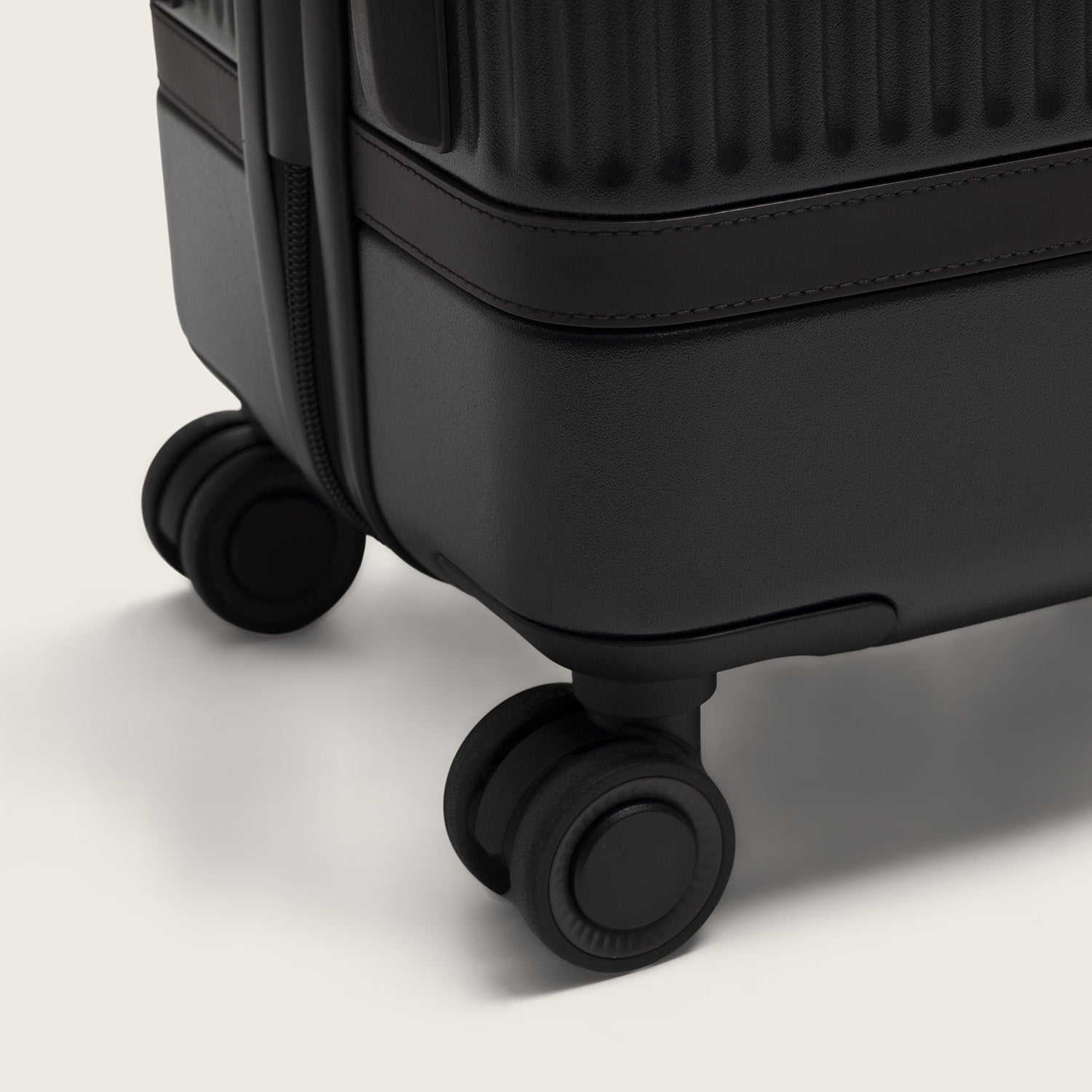 Medium Suitcase Onyx Black Zuna