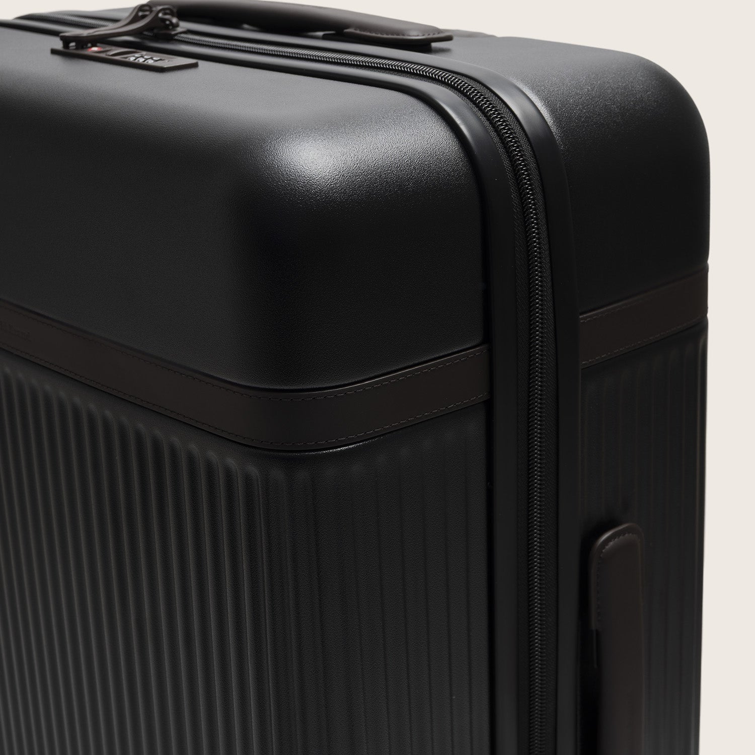 Medium Suitcase Onyx Black Zuna