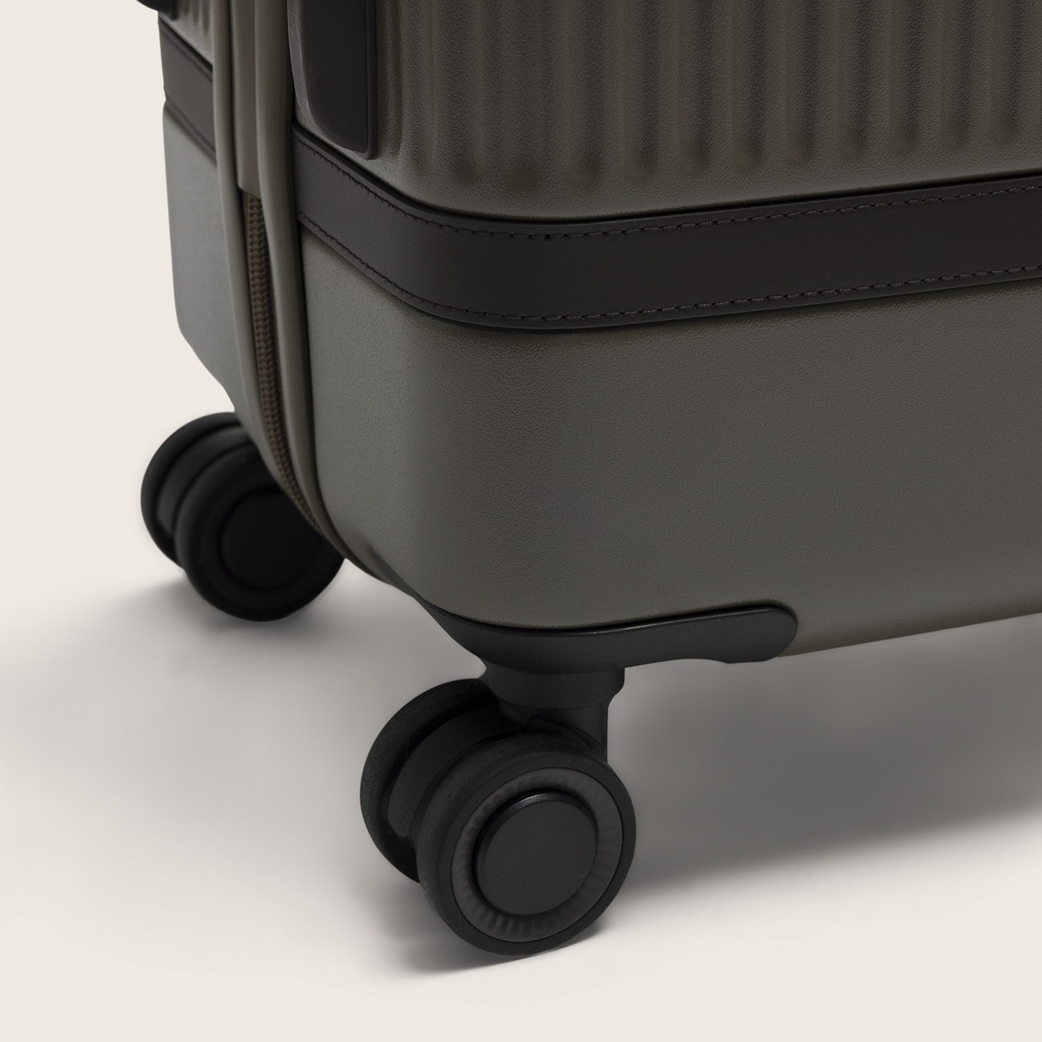 Medium Reisekoffer Shadow Olive Zuna